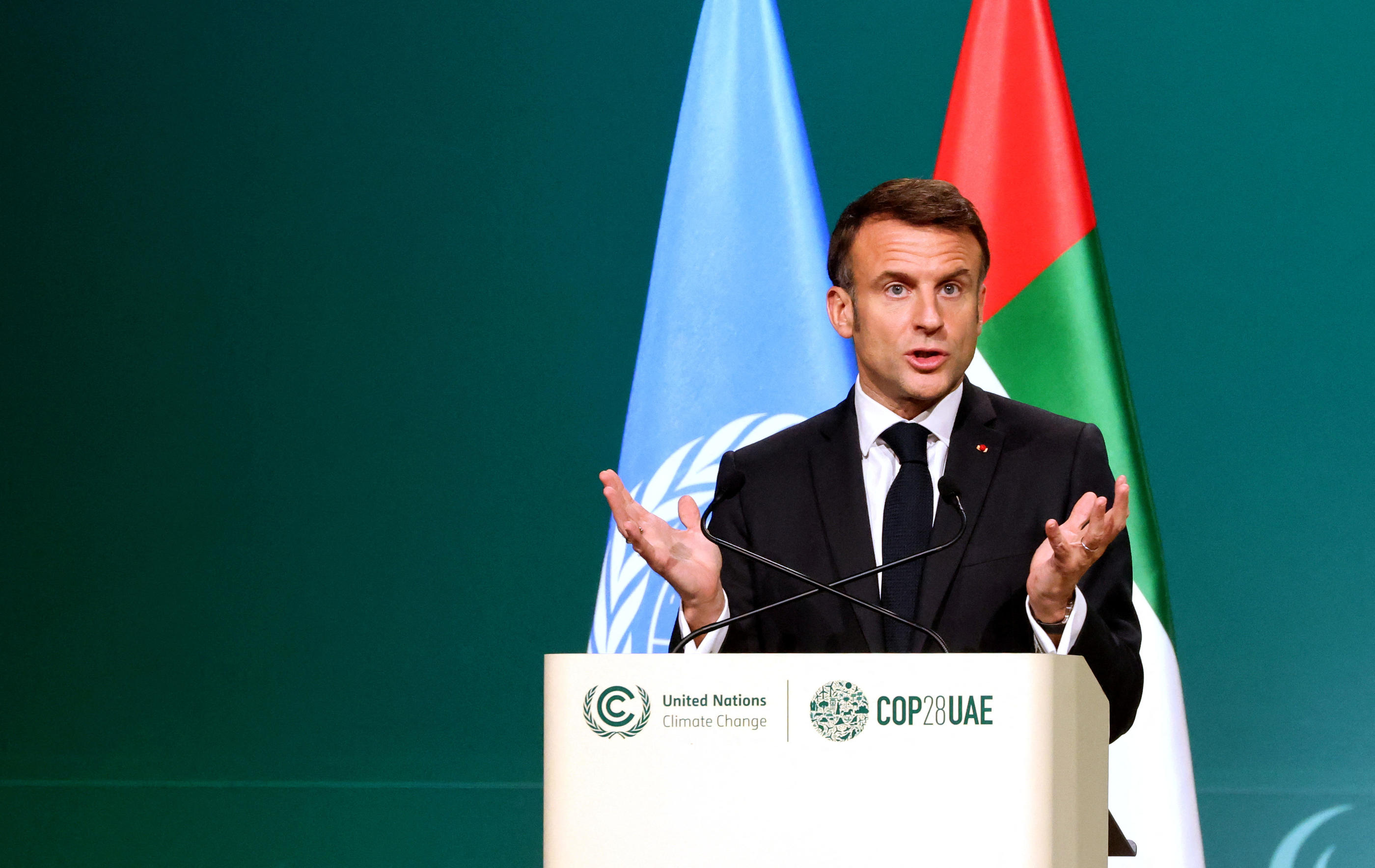 A la tribune de la COP28 ce vendredi, Emmanuel Macron demande aux pays membres du G7 la sortie du charbon. REUTERS/Thaier Al Sudani