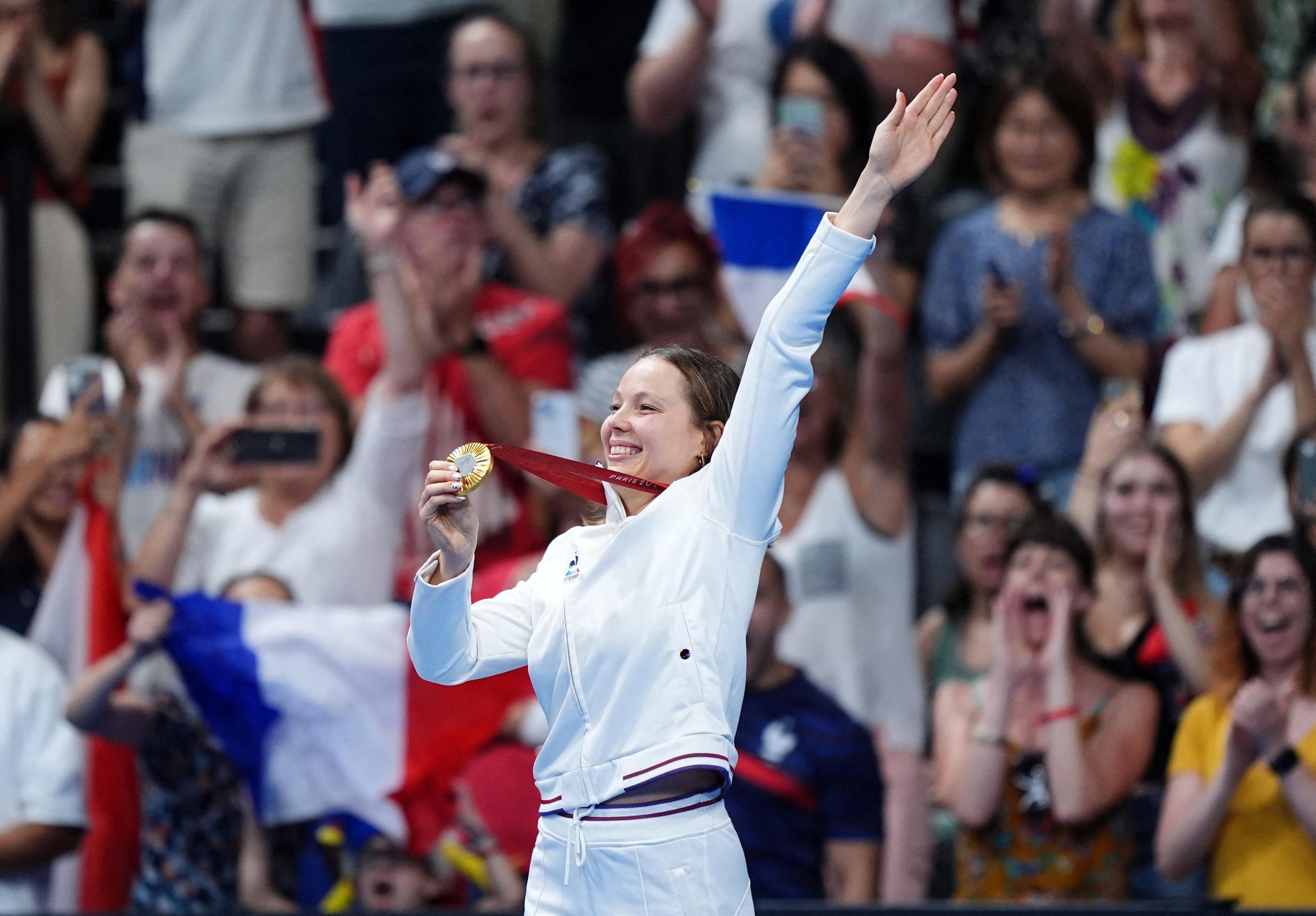 Émeline Pierre brandit sa médaille d'or du 100 m nage libre ce 1er septembre à l'Arena Paris La Défense (Hauts-de-Seine). MaxPPP/Zac Goodwin