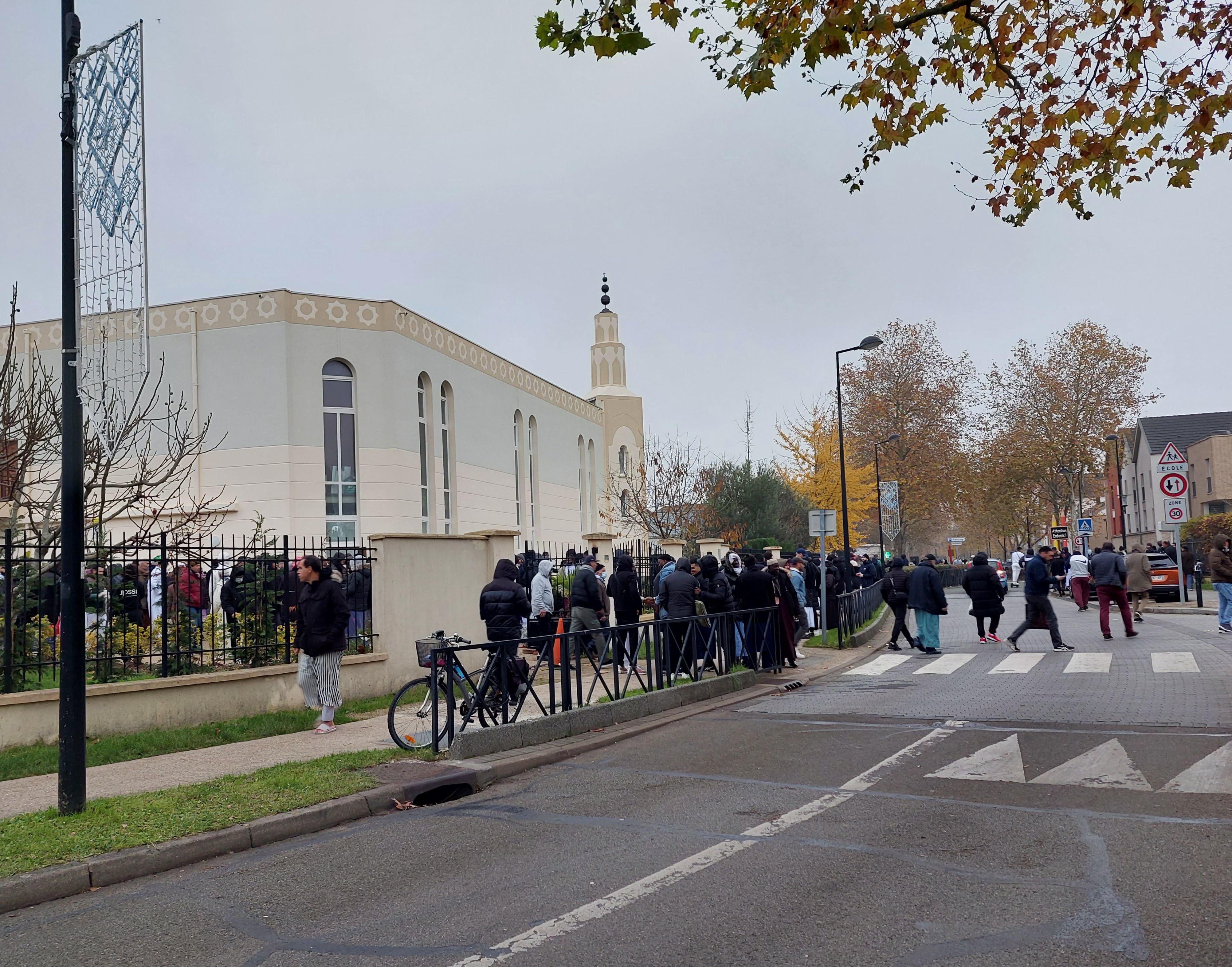 Trappes (Yvelines), vendredi 2 décembre 2022. Entre 2 500 et 3 000 personnes ont assisté à la prière de 13 heures à la grande mosquée durant laquelle un hommage a été rendu à Djibril. LP/Virginie Wéber