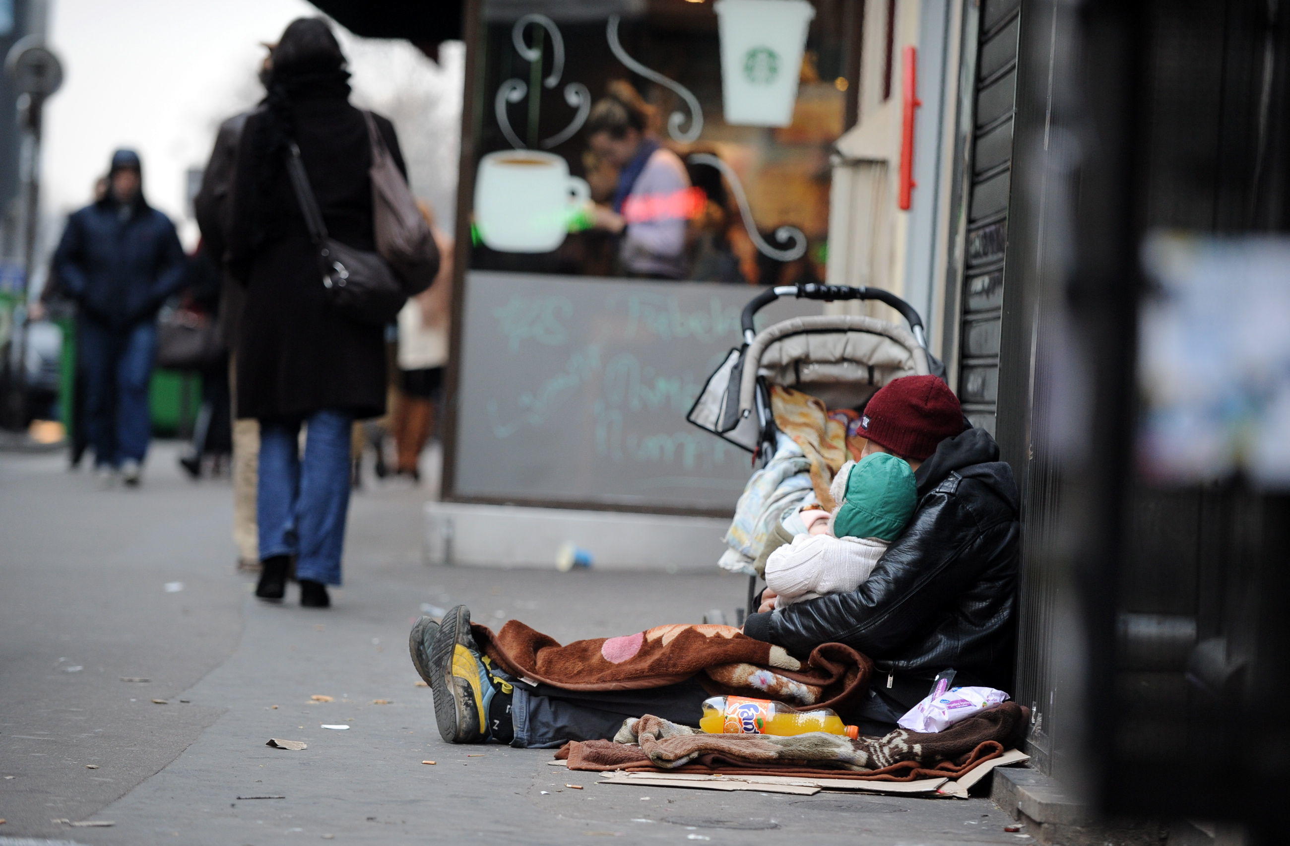 De plus en plus de femmes survivent à la rue avec des enfants en bas âge. LP/Yann Foreix