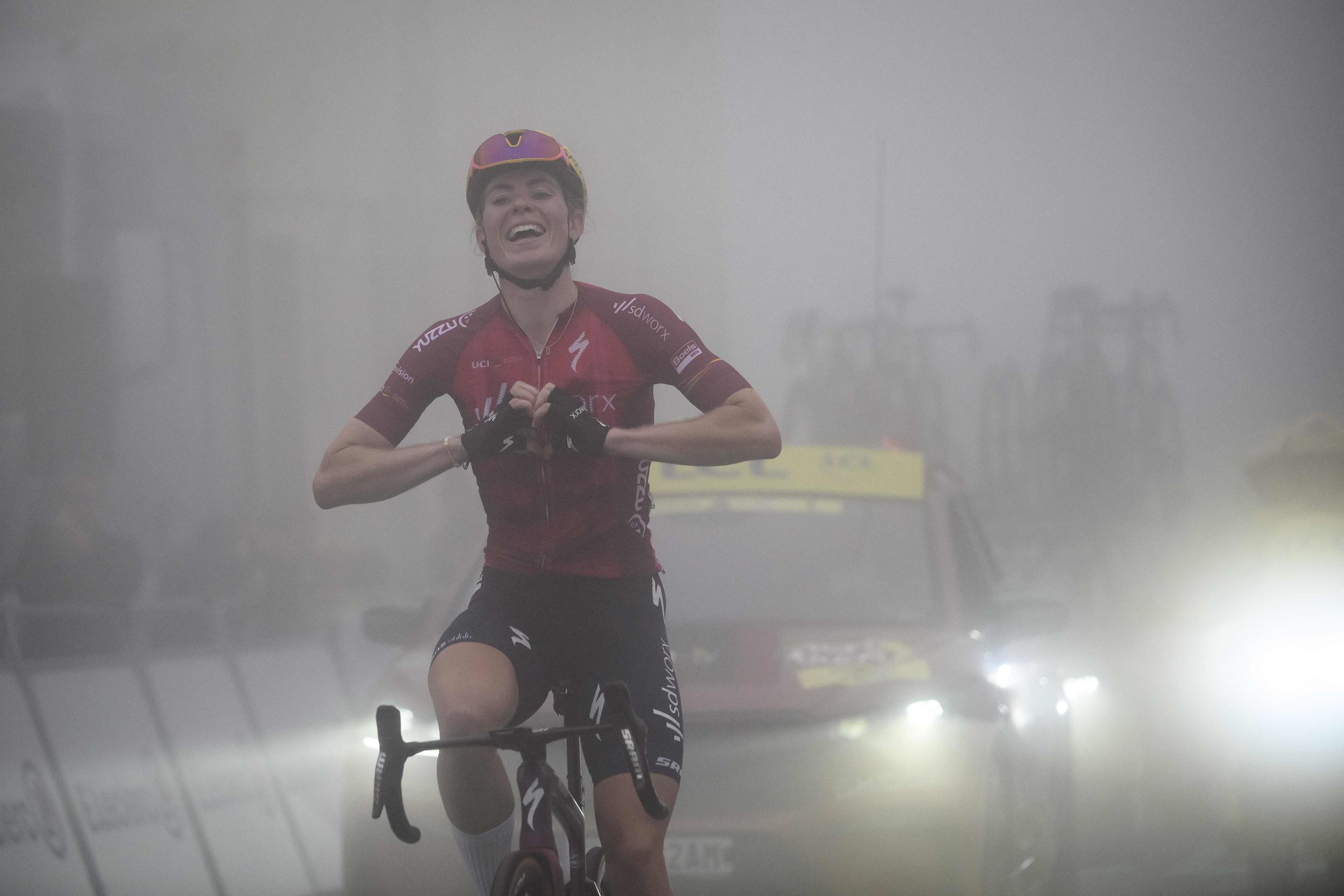 Demi Vollering s'est imposée au sommet du Tourmalet ce samedi, et occupe désormais la tête du classement général du Tour de France Femmes. AFP/Jeff Pachoud
