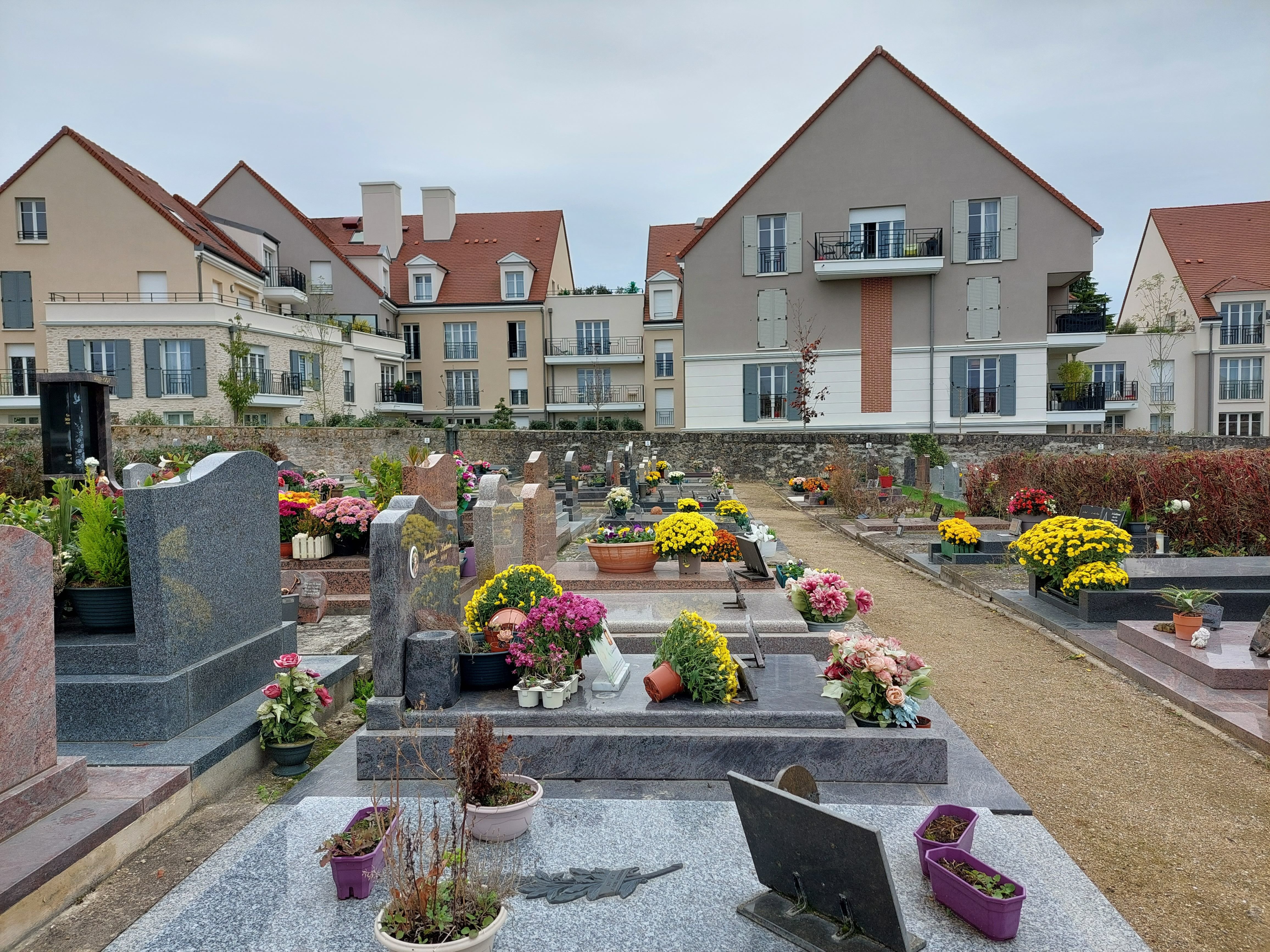 Plaisir. Le cimetière communal, situé en centre-ville, arrive à saturation. LP/Virginie Wéber