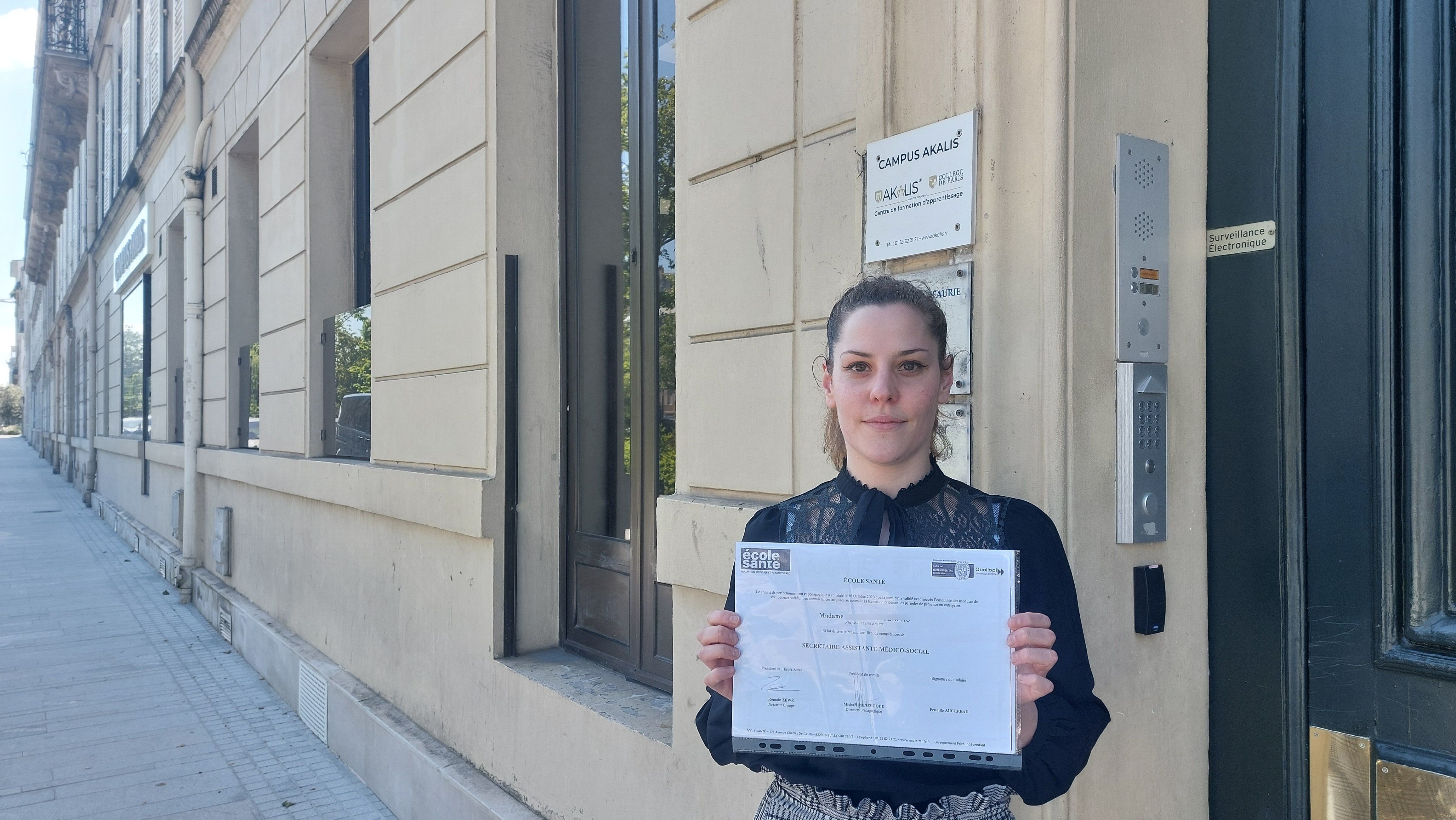 Neuilly, le 7 mai 2024. Priscilla fait partie des anciennes alternantes en contrat pro de l'école Akalis, dont le diplôme a été annulé après le retrait de l'agrément par le préfet des Hauts-de-Seine. LP/A.-S.D.