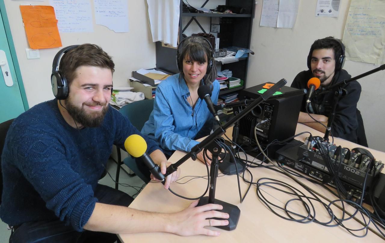 <b></b> Viry-Chatillon, le 11 janvier 2018. L’équipe de la webradio de la mission locale Nord-Essonne. De gauche à droite : Gwendal Legalludec, chargé de communication, Cécile Creuze, accompagnatrice de projet, et Bruno Liuzzi, technicien-animateur.