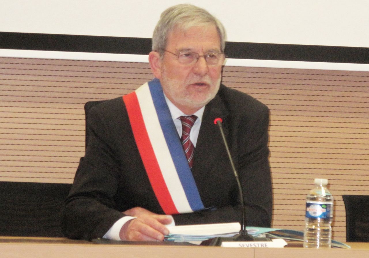 <b></b> Coignières. Jean-Pierre Sevestre, maire (SE), est accusé de « conflit d’intérêts » et « d’espionnage » par l’association syndicale des agents territoriaux de Coignières. Au cœur de l’affaire : des chaises à roulettes… .