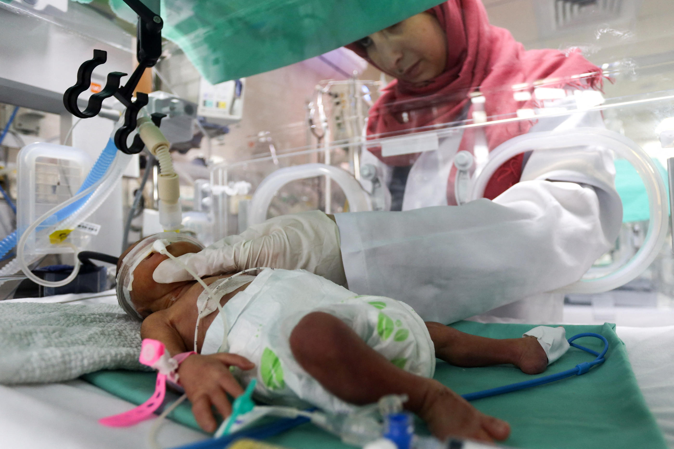 Gaza ville, le 22 octobre 2023. Bébé prématuré dans une couveuse à la maternité de l'hôpital Shifa, qui, selon les autorités sanitaires, est sur le point de fermer car il manque de carburant et d'électricité. Reuters/Mohammed Al-Masri