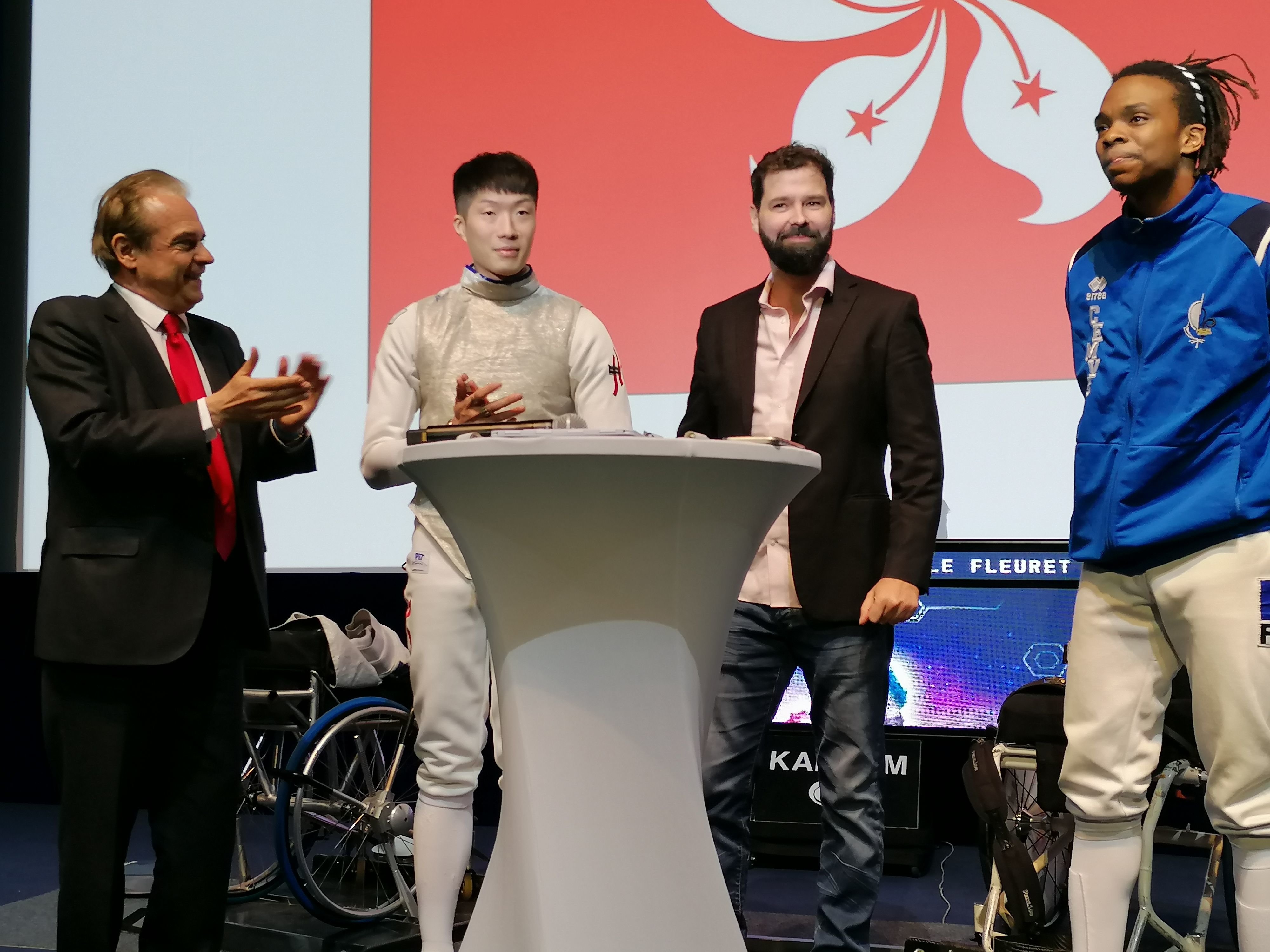 Réau (Seine-et-Marne), le 7 avril. Le champion olympique Ka-Long Cheung (deuxième à gauche) était présent lors de la signature du protocole qui a officialisé la venue de l'équipe d'Hong-Kong à Melun à l'été 2024. LP/Sébastien Blondé