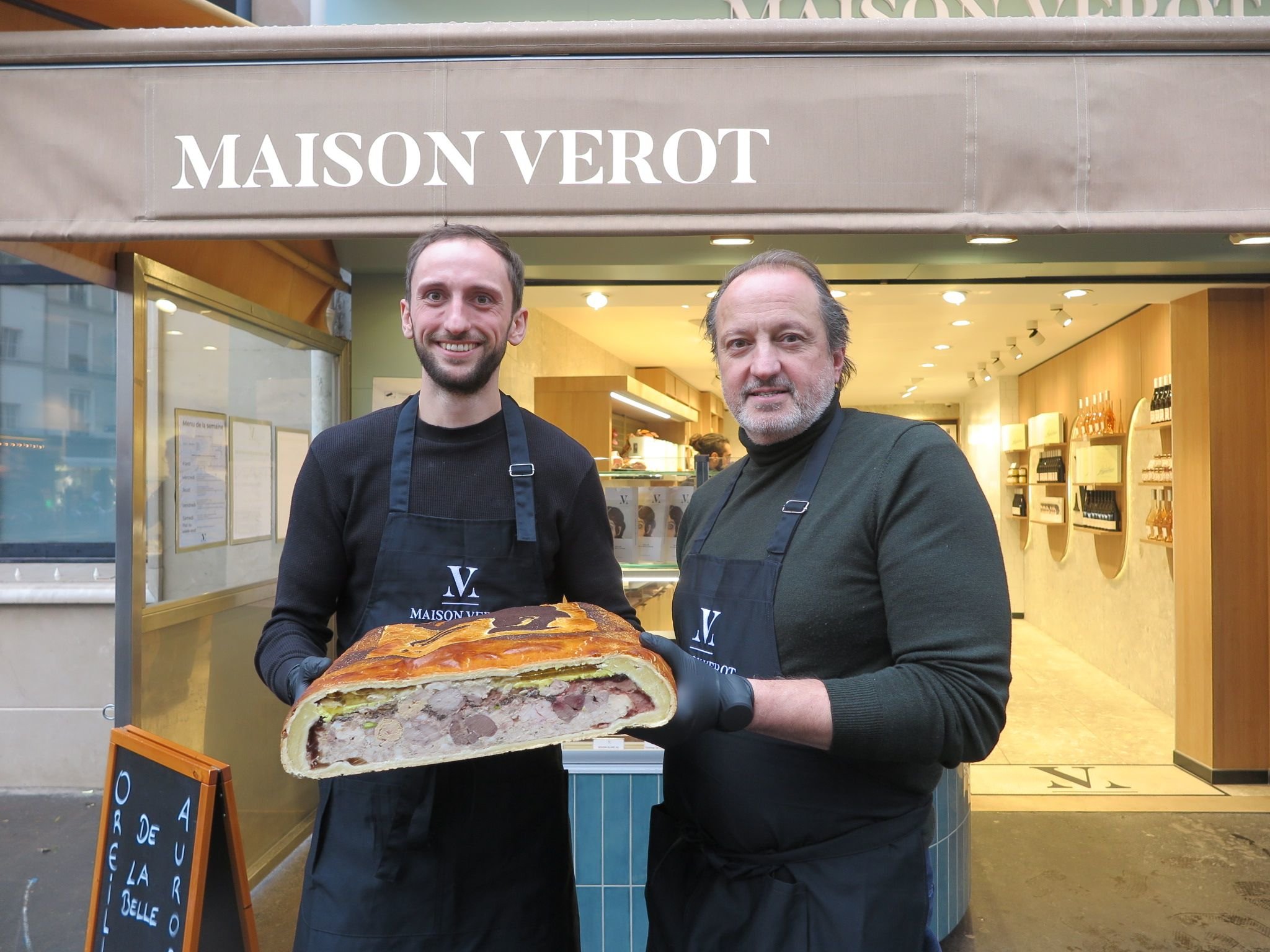 Paris (IVe), le 24 novembre. Gilles Verot (à droite) et son fils Nicolas (à gauche ) ont ouvert une sixième boutique rue Saint-Antoine, dans le Marais.