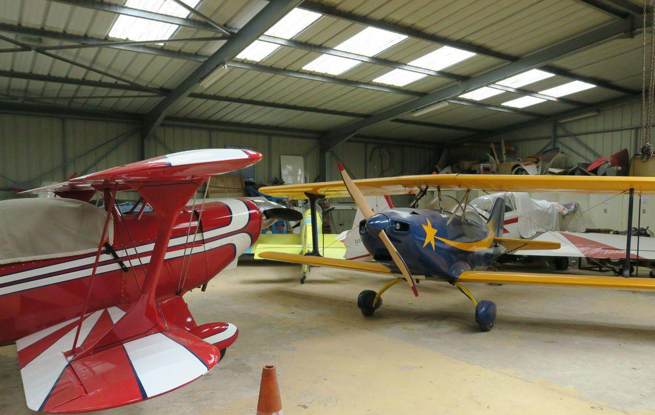 <b></b>  Sous son hangar, l’aéro-club de Coulommiers Apar abrite de très beaux spécimens, à l’image de ce Pitts de voltige rouge et blanc ou de cet ULM bleu et jaune.