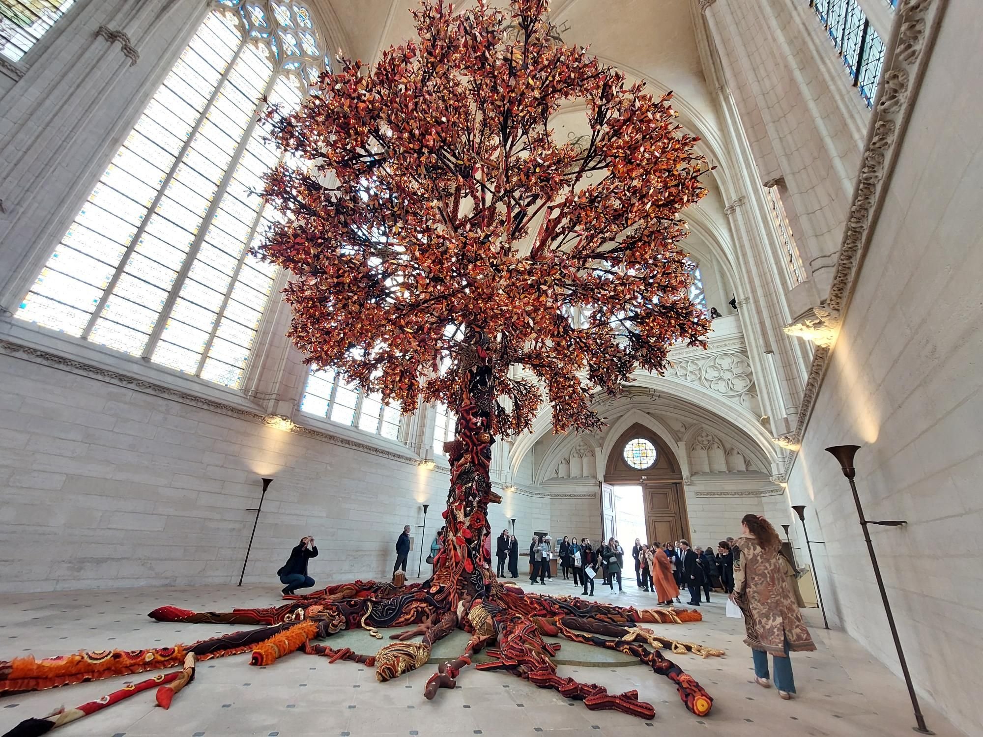 Vincennes (Val-de-Marne), le jeudi 11 mai 2023. L'artiste Joana Vasconcelos a présenté son Arbre de vie, brodé à la main, au sein de la Sainte-Chapelle du Château de Vincennes. LP/Fanny Delporte