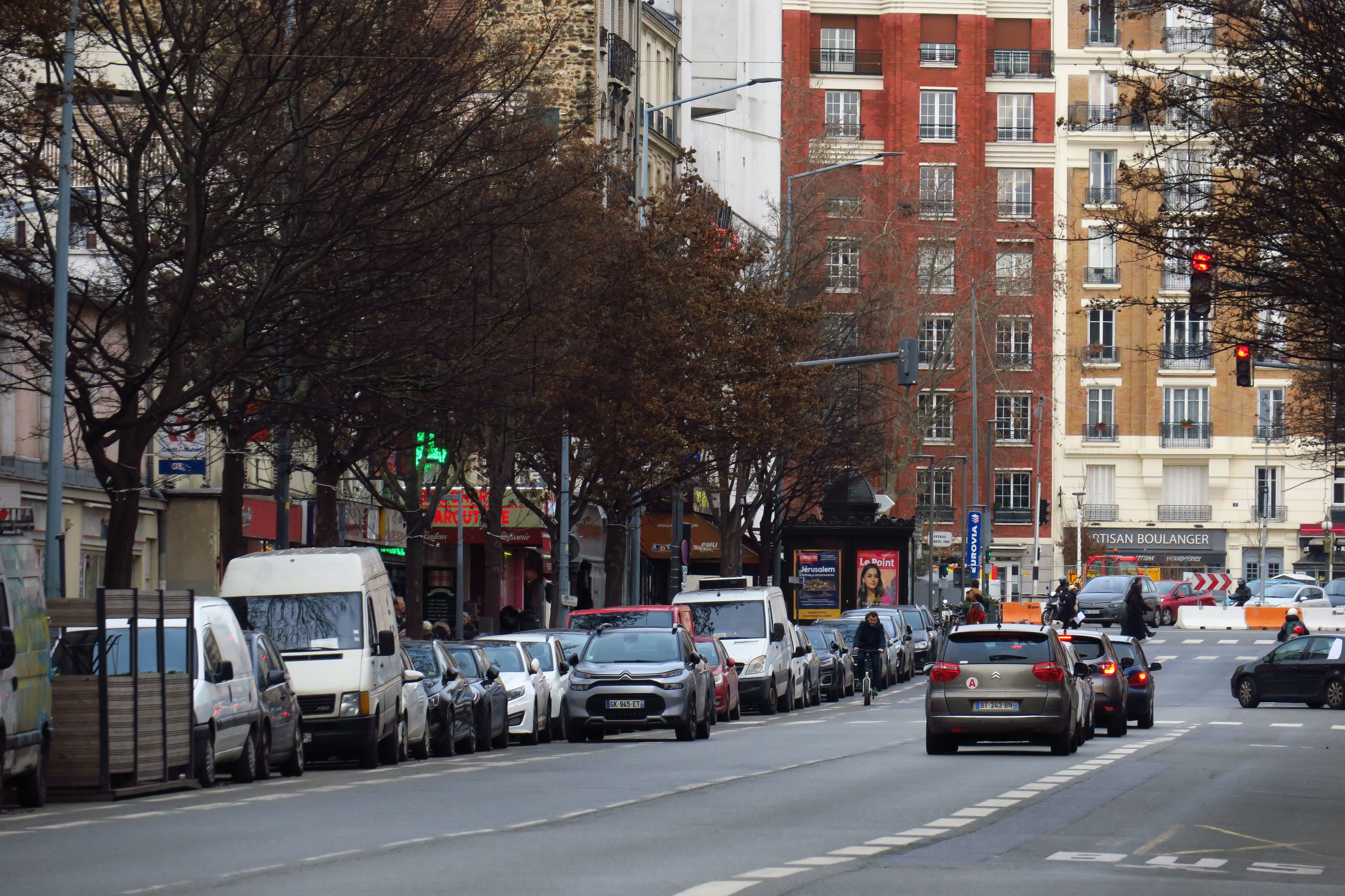 Saint-Ouen (Seine-Saint-Denis), samedi 6 janvier. Si beaucoup d'habitants du centre n'ont pas de véhicule, le long des grands boulevards, les places de stationnement sont engorgées. LP/C.G.