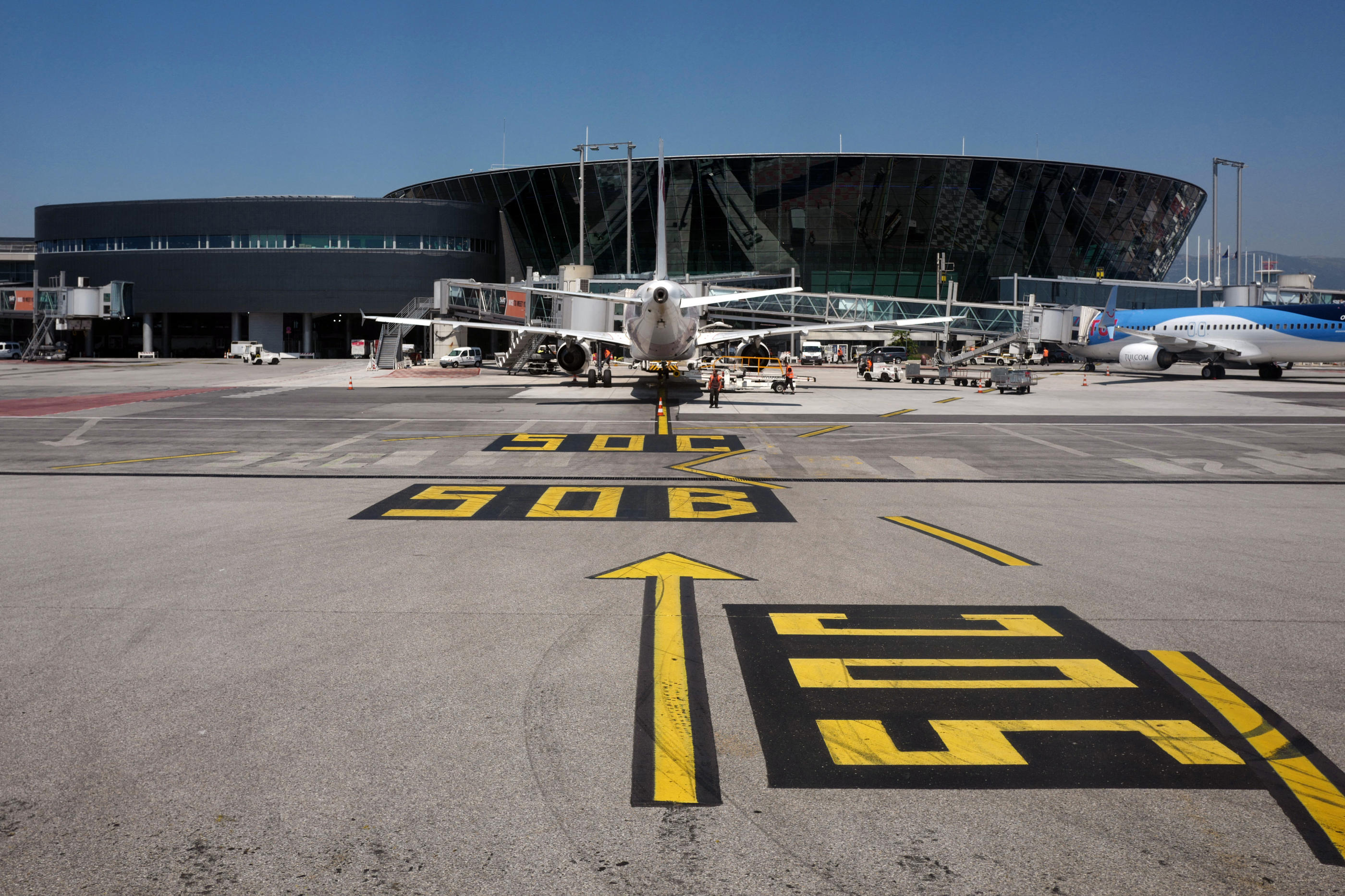 L'aéroport de Nice Cote d'Azur a été construit en partie sur une zone gagnée sur la Méditerranée.  AFP/Valery Hache