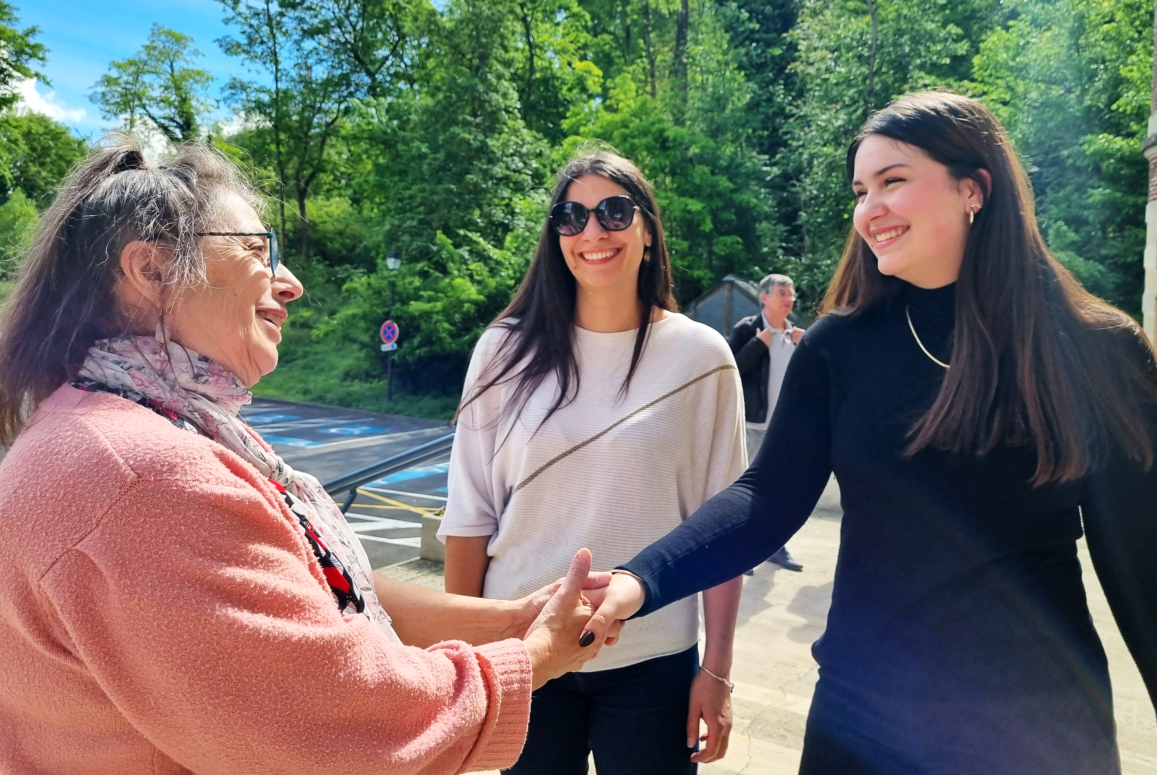 Catherine, la grand-mère de Maéna (à g.), et Mylène, sa mère (au centre), sont venues soutenir la lycéenne lors du concours de plaidoirie. LP/Armelle Camelin