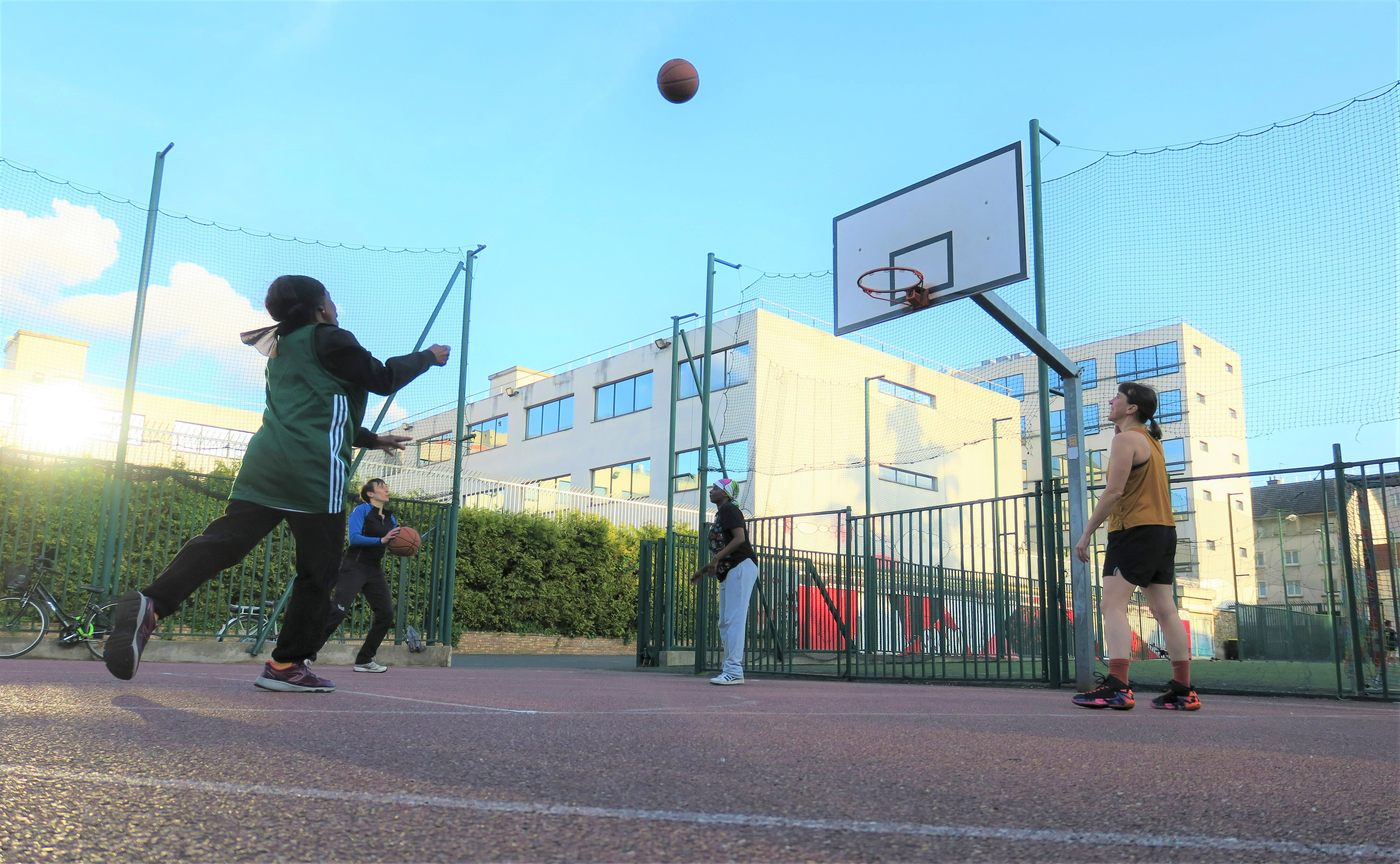 À Saint-Ouen (Seine-Saint-Denis), la municipalité réserve un créneau hebdomadaire sur le terrain de basket de rue à l'association Comète Club, pour permettre aux femmes de s'imposer dans l'espace sportif public. LP/Claire Guédon