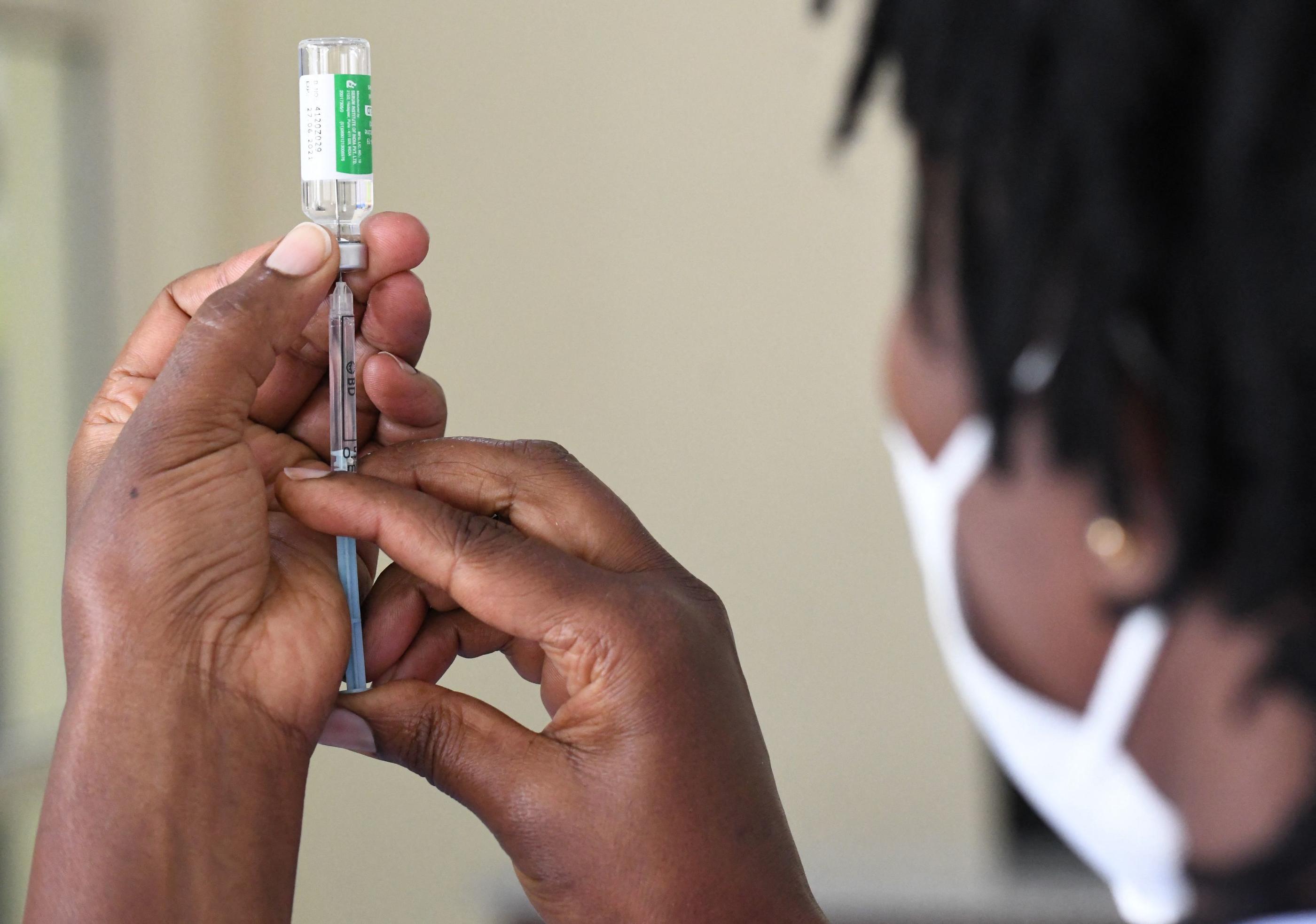 Un soignant kényan se prépare à administrer une dose du vaccin AstraZeneca à ses collègues à Nairobi, le 5 mars 2021.