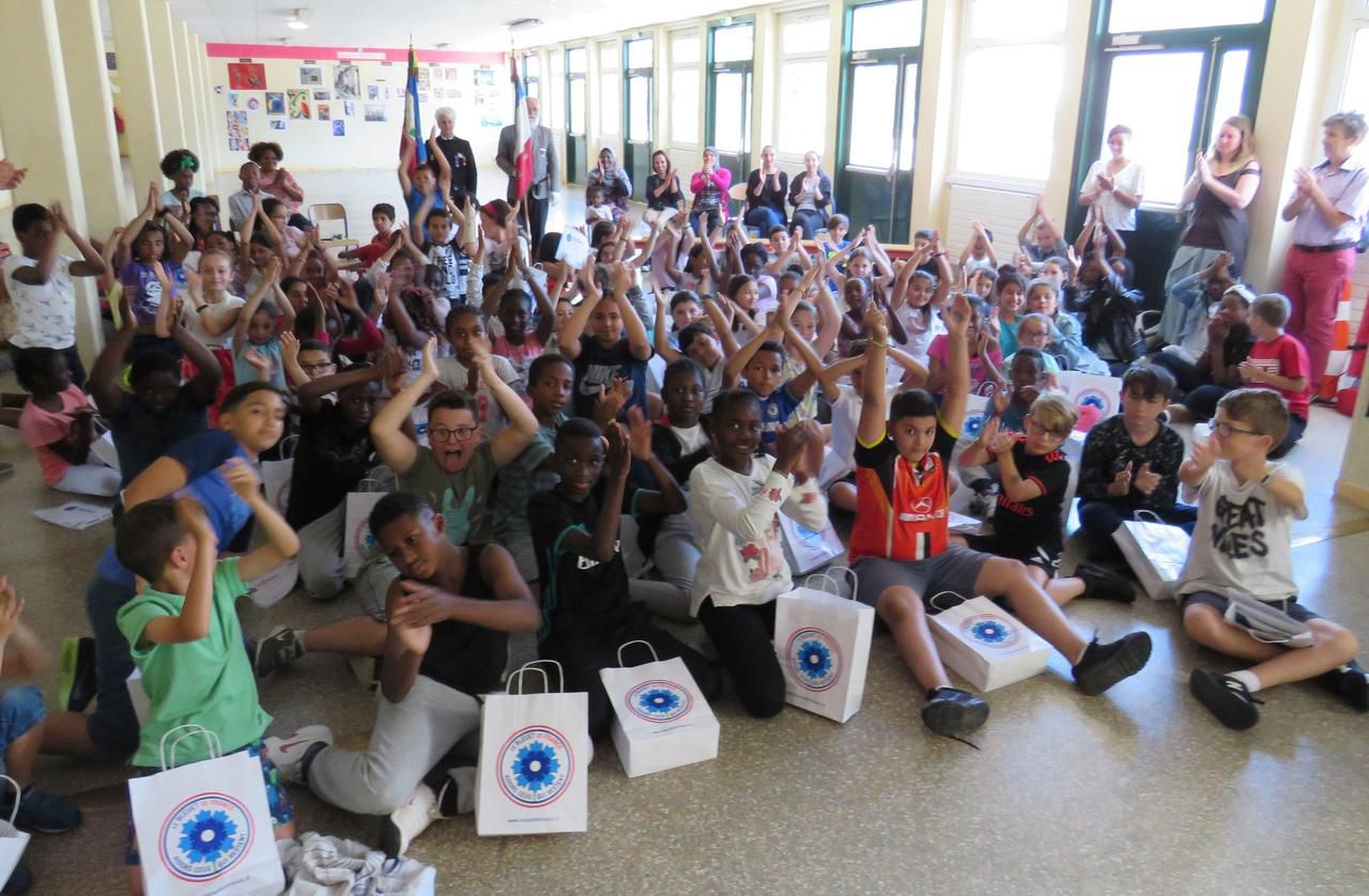 <b></b> Evry, ce lundi 25 juin 2018. La classe de CM 1/CM2 de Laurent Fitoussi, école François-Mauriac à Evry, a remporté l’édition départementale du concours « Petits artistes de la mémoire » organisé par l’Office national des anciens combattants et victimes de guerre.