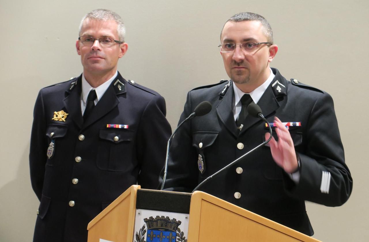 <b></b> Tournan, le 31 janvier. Le chef d’escadron Gwenaël Dedieu (à droite) a salué l’efficacité des gendarmes de la brigade de Tournan, dont le commandant par intérim, l’adjudant-chef Laurent Berthier. 