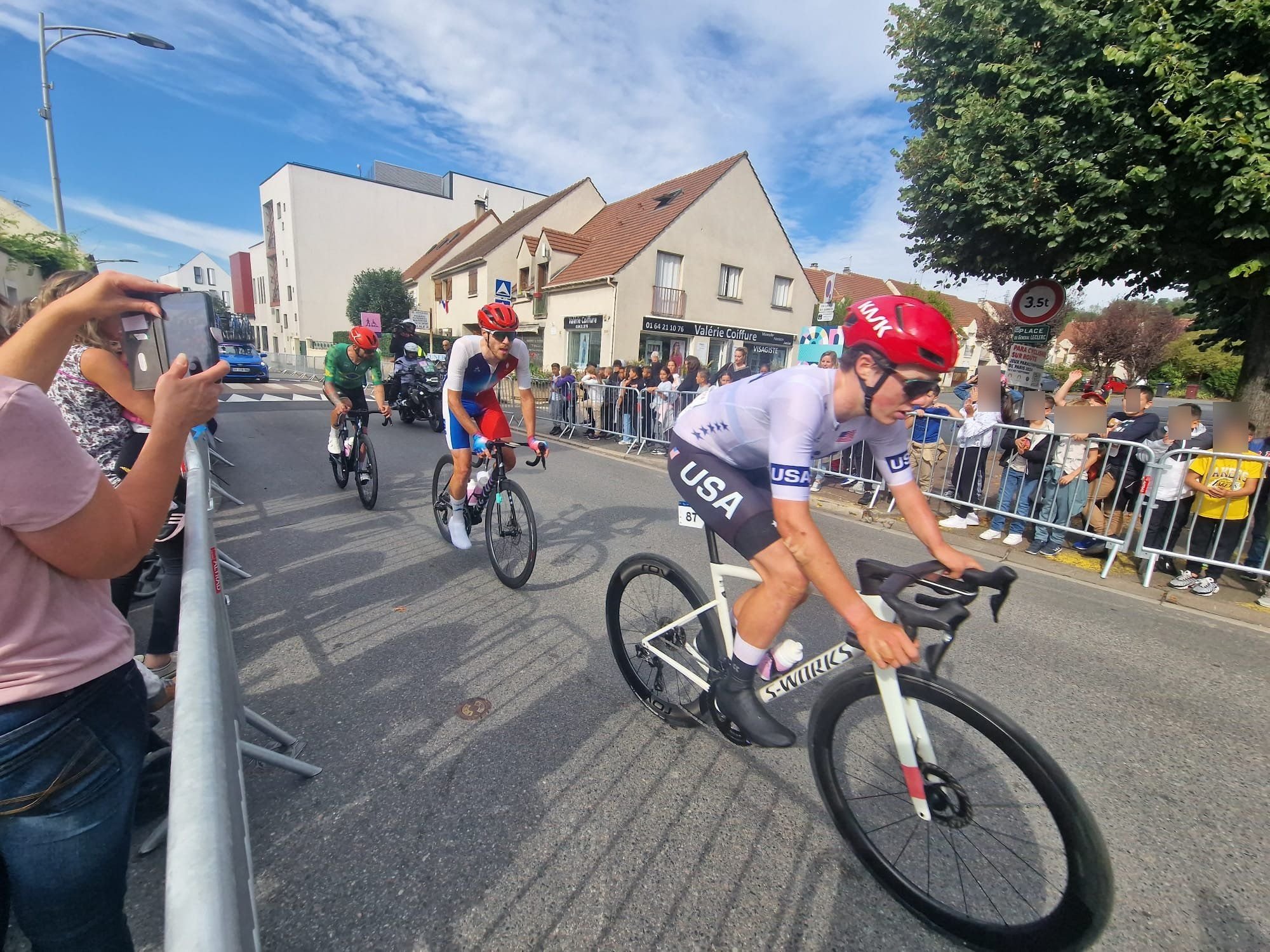 Courtry (Seine-et-Marne), ce vendredi 6 septembre. La petite commune de 7000 habitants est traversée depuis mardi par les courses de vélos des Jeux paralympiques. LP/Marie Briand-Locu