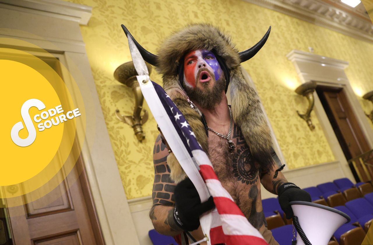 <b></b> Jake Angeli, le « Q shaman », à l’intérieur du Congrès à Washington, mercredi 6 janvier.