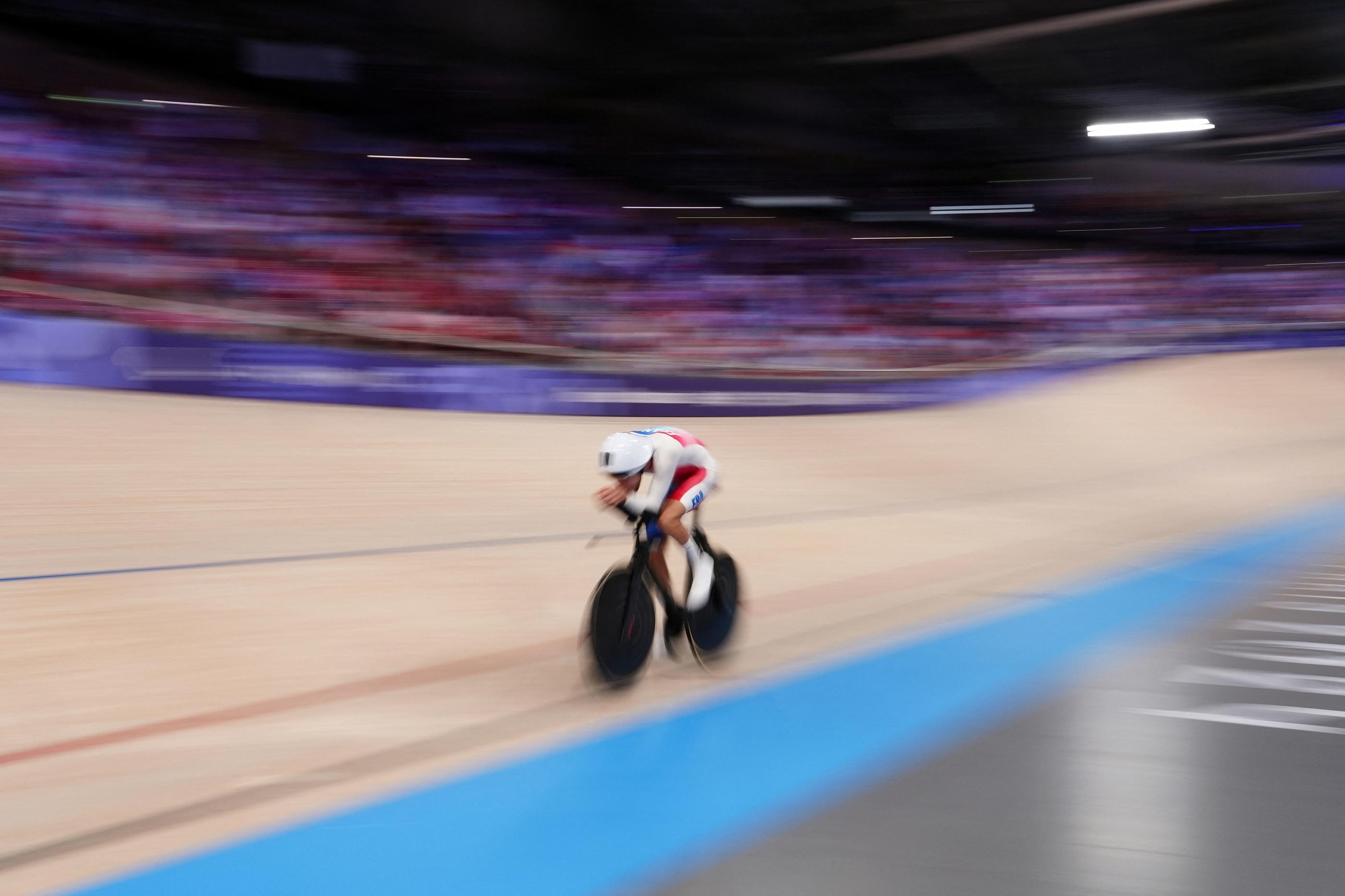 A l'image du titre de Dorian Foulon en poursuite individuelle 4000m (C5) samedi, la nouvelle équipe de France accumule les médailles sur la piste du Vélodrome national. AFP/Dimitar DILKOFF