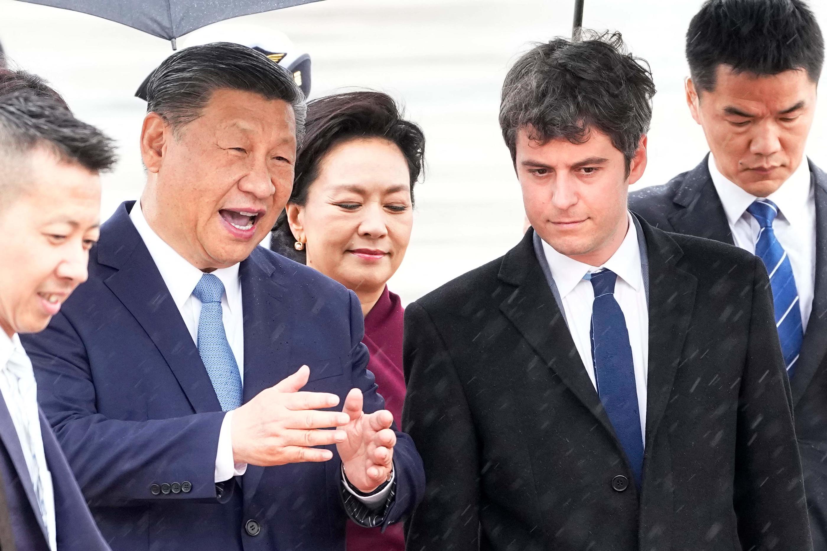 Xi Jinping et son épouse ont été accueillis à leur arrivée à l'aéroport parisien d'Orly par le Premier ministre français Gabriel Attal, dimanche après-midi. AFP/Pool/Michel Euler