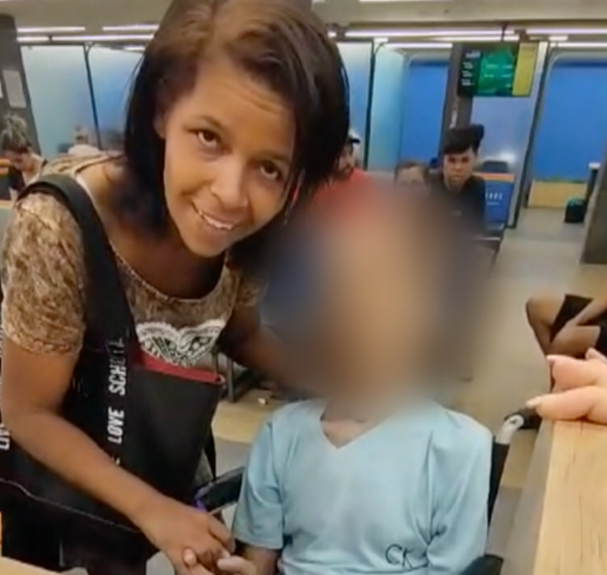La vidéo montre la tête du défunt se balancer en avant et en arrière, et sa nièce tentant de lui faire signer un document. Capture c'écran/ CNN Brasil