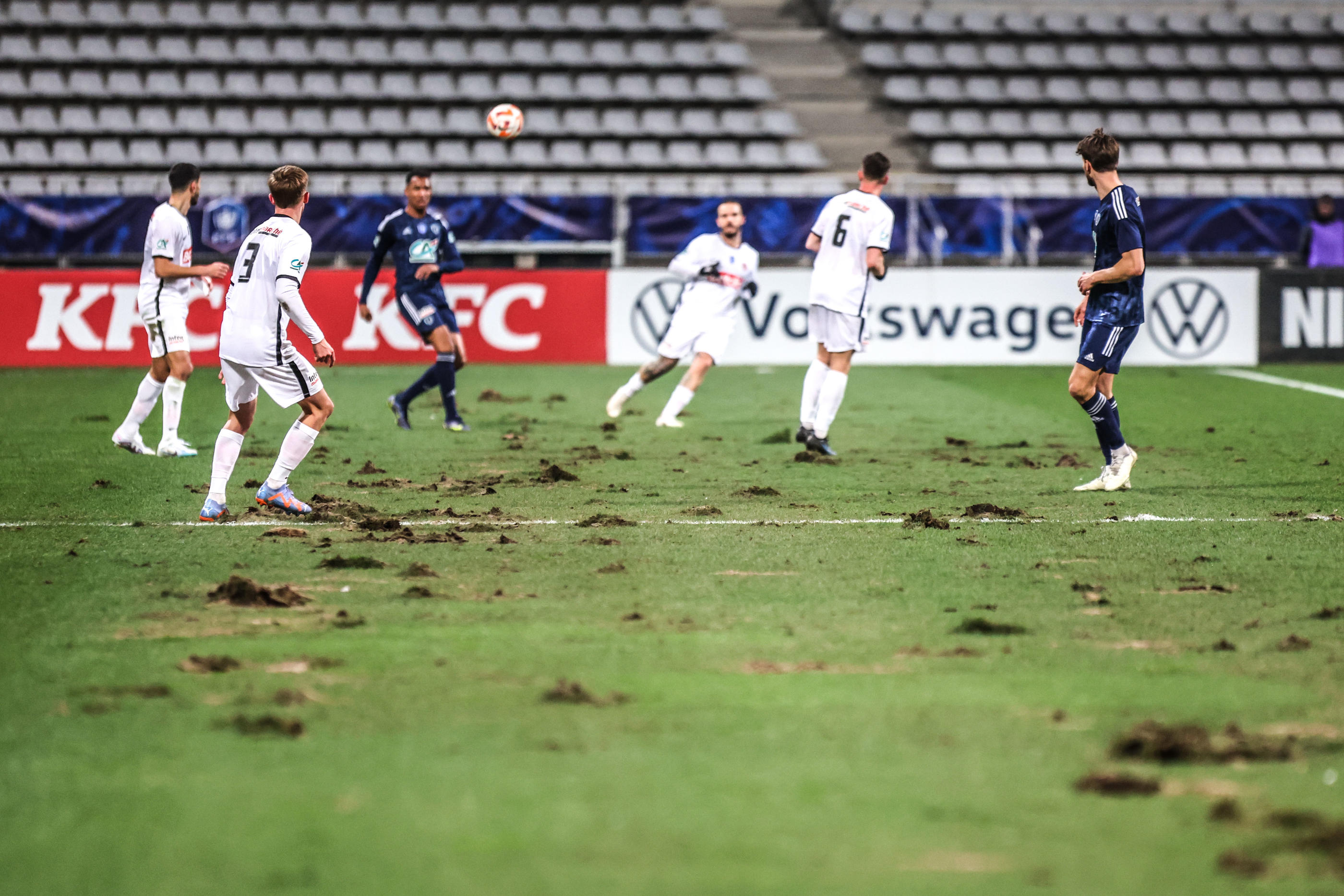 L'état désastreux de la pelouse du stade Charléty lors du match de Coupe de France PFC-Annecy. Icon Sport/Johnny Fidelin