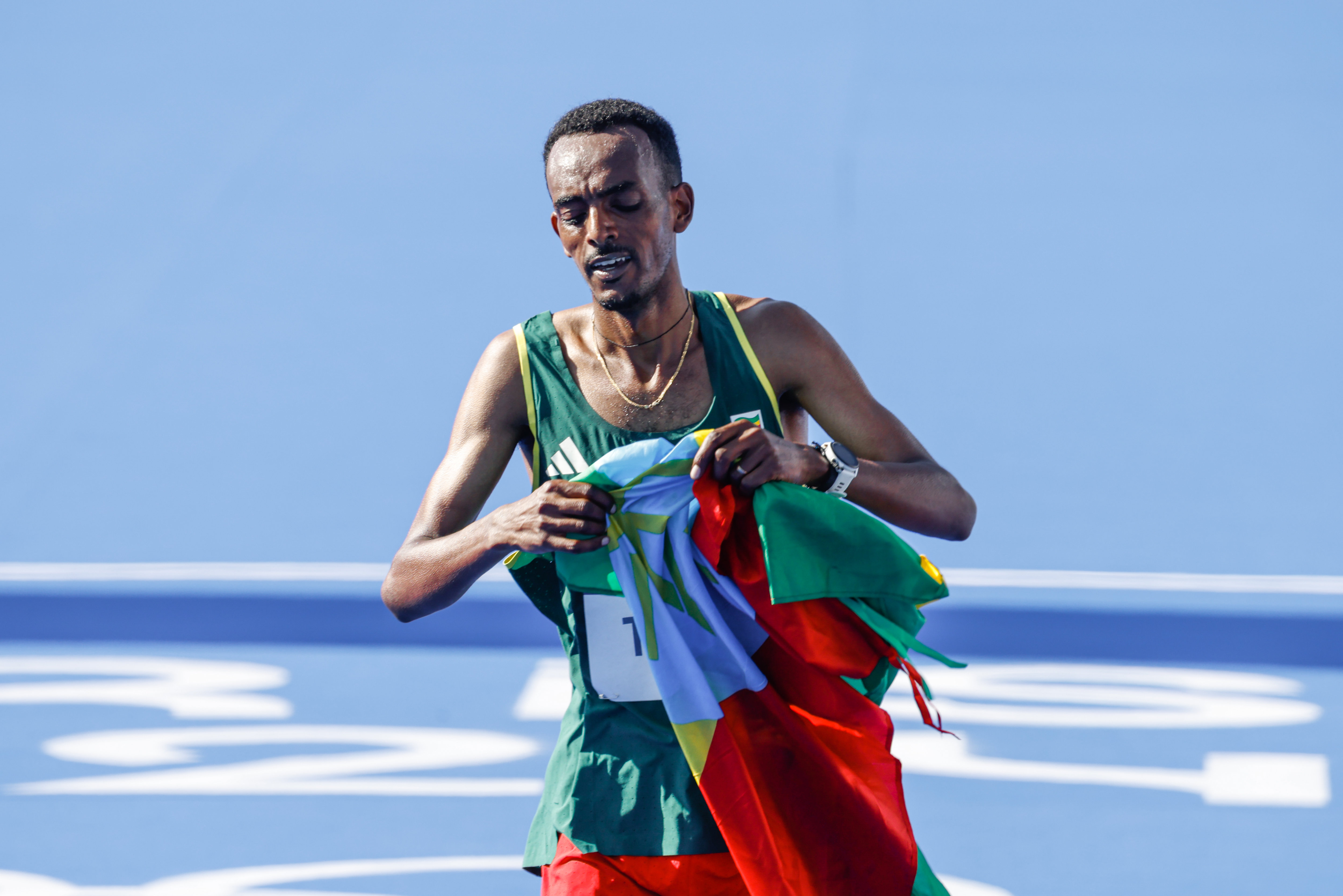 Tamirat Tola a remporté, en solitaire, le marathon des JO de Paris samedi. LP/Olivier Corsan