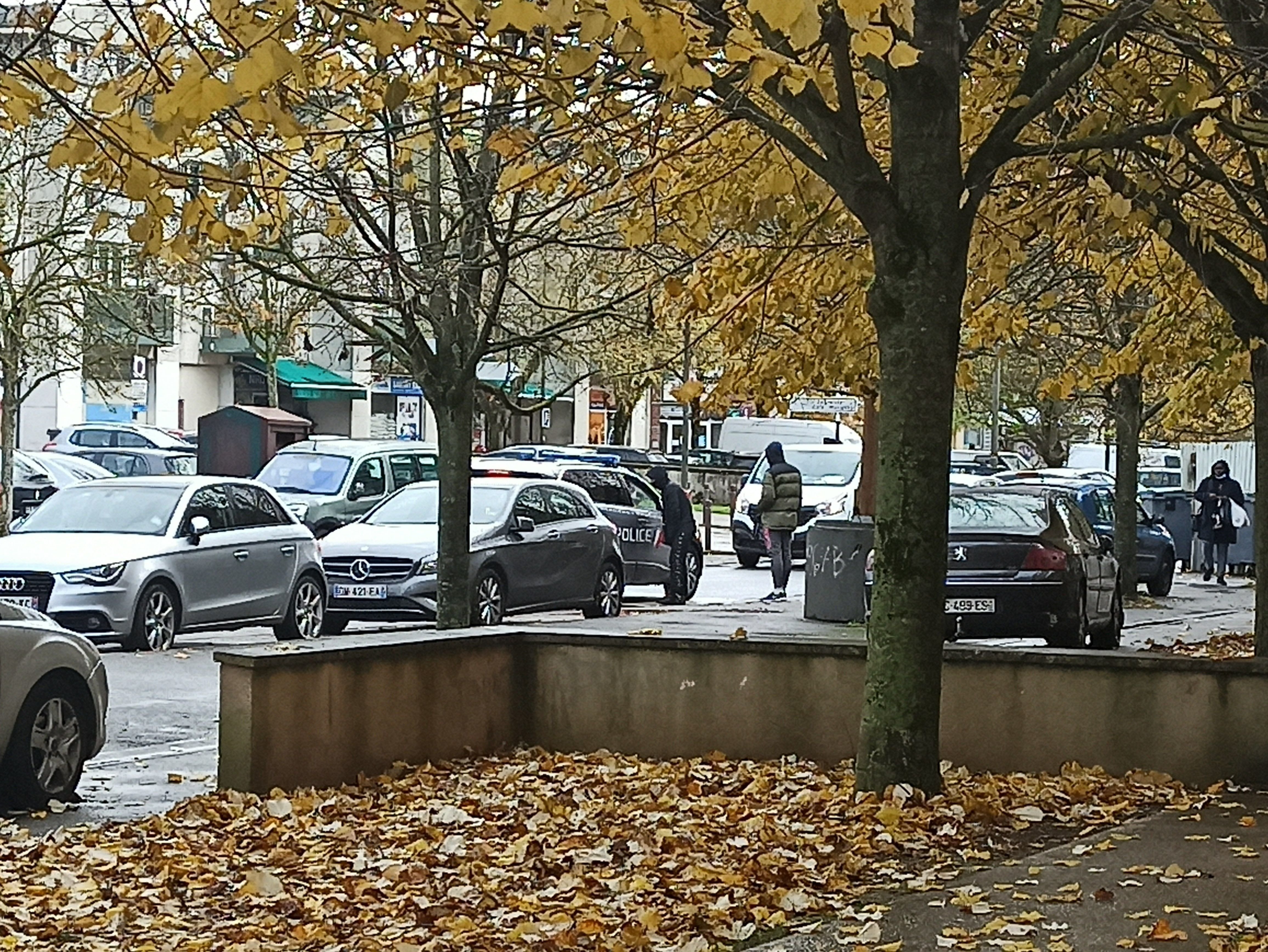 Savigny-le-Temple (Seine-et-Marne), jeudi 4 novembre. Malgré les interventions quotidiennes des policiers dans ce quartier, le trafic de drogue se fait en plein jour, au vu et au su de tous. LP/C.L.