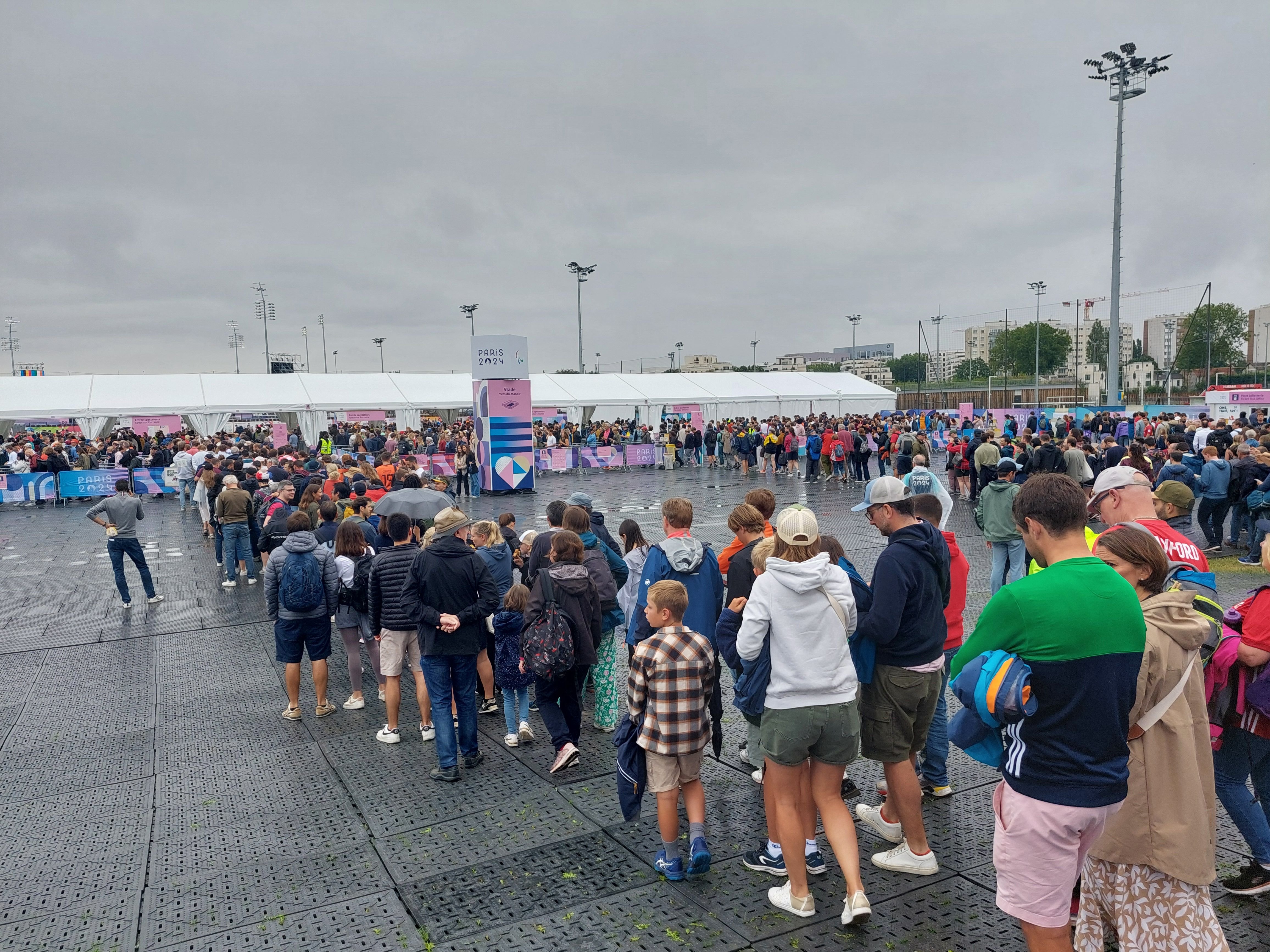 Colombes (Haust-de-Seine), ce samedi. Des milliers de spectateurs se pressent devant le stade Yves-du-Manoir, pour les premières épreuves de hockey sur gazon. LP/Olivier Bureau