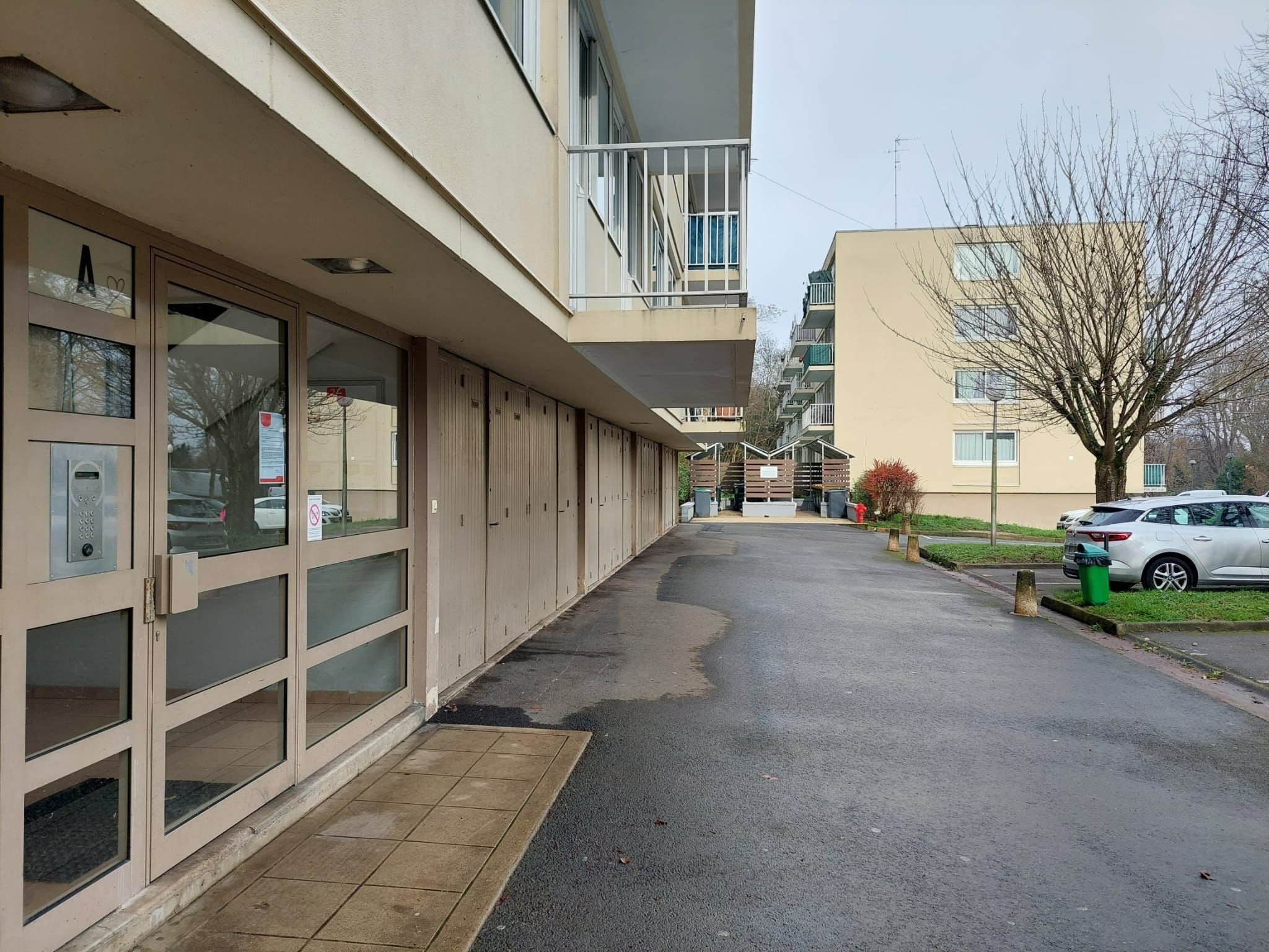 Le Port-Marly (Yvelines), vendredi 15 décembre 2023. Le corps sans vie d'un homme de 46 ans a été retrouvé au pied de son immeuble jeudi au soir. L'épouse a appelé les pompiers pour expliquer qu'il venait de sauter par la fenêtre. Mais à l'arrivée de la police, elle avait disparu. LP/V.W.