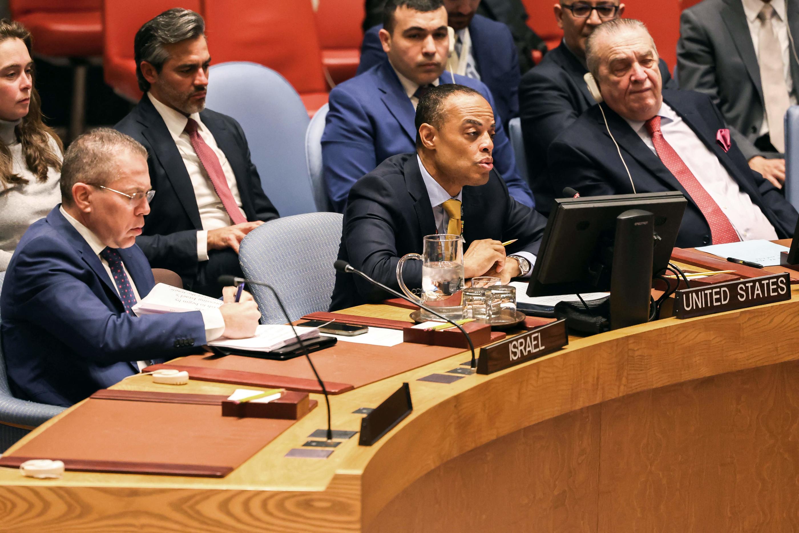 Gilad Erdan (à gauche), l'ambassadeur israélien à l'ONU, a dénoncé la requête palestinienne. AFP/Charly Triballeau