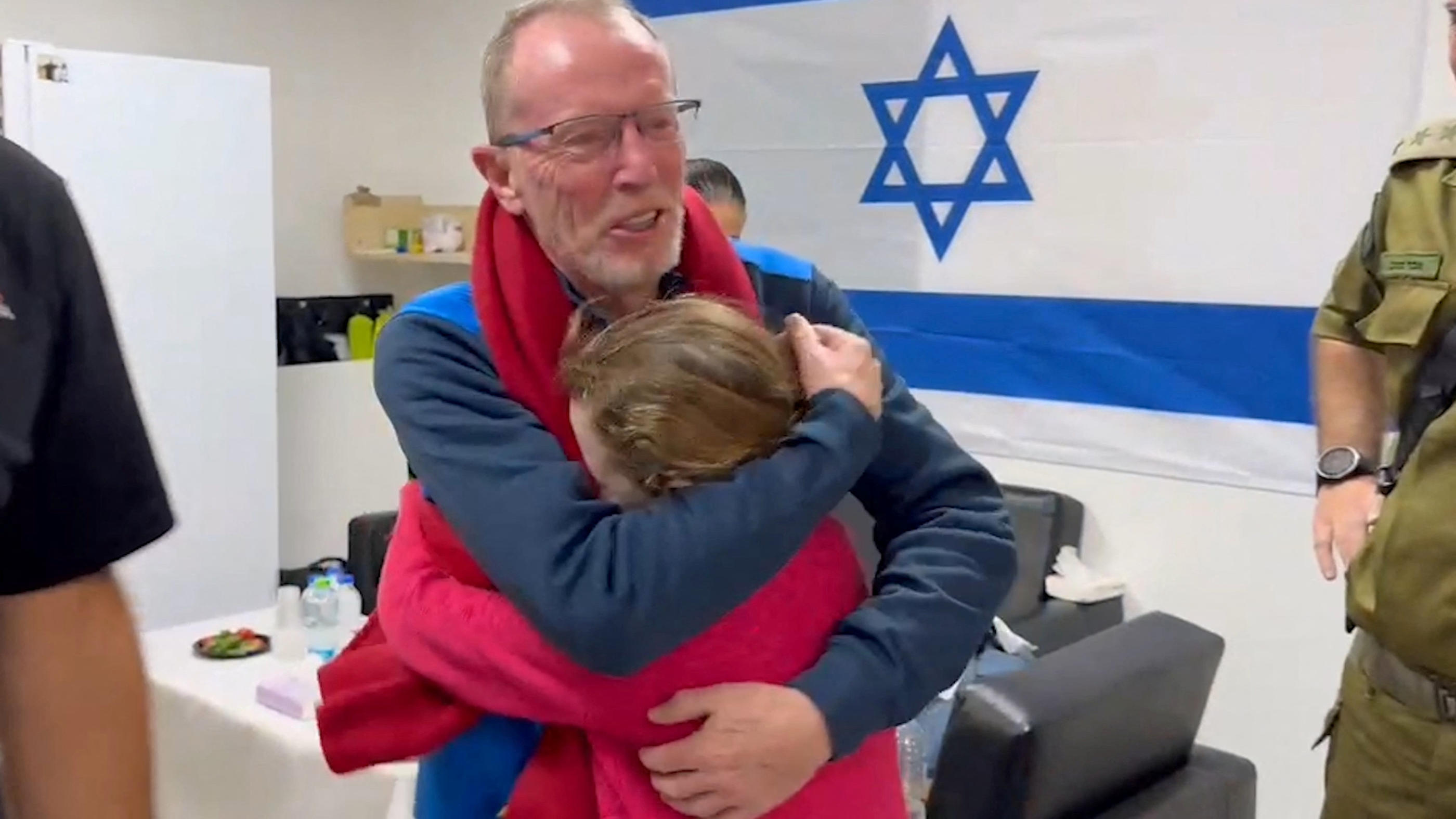 La petite Emily dans les bras de son père, samedi soir, après que 17 otages du Hamas ont rejoint le sol israélien.  Israel Defense Forces/Handout via REUTERS