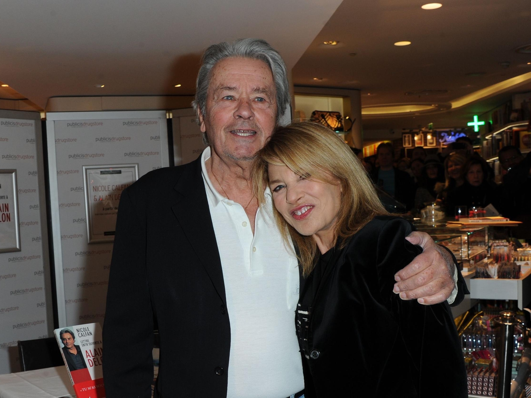 Alain Delon et Nicole Calfan, le 30 actobre 2012, lors d'une signature conjointe du livre « Lettre entr'ouverte à Alain Delon ». Sipa/Benaroch