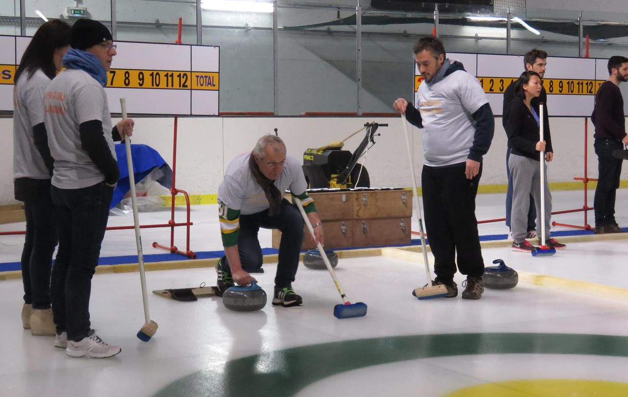 <b></b> Viry-Chatillon, 23 mars 2018. Jean-Marie Vilain, maire de Viry (au centre), participe au tournoi de curling de sa ville avec ses adjoints et collaborateurs.