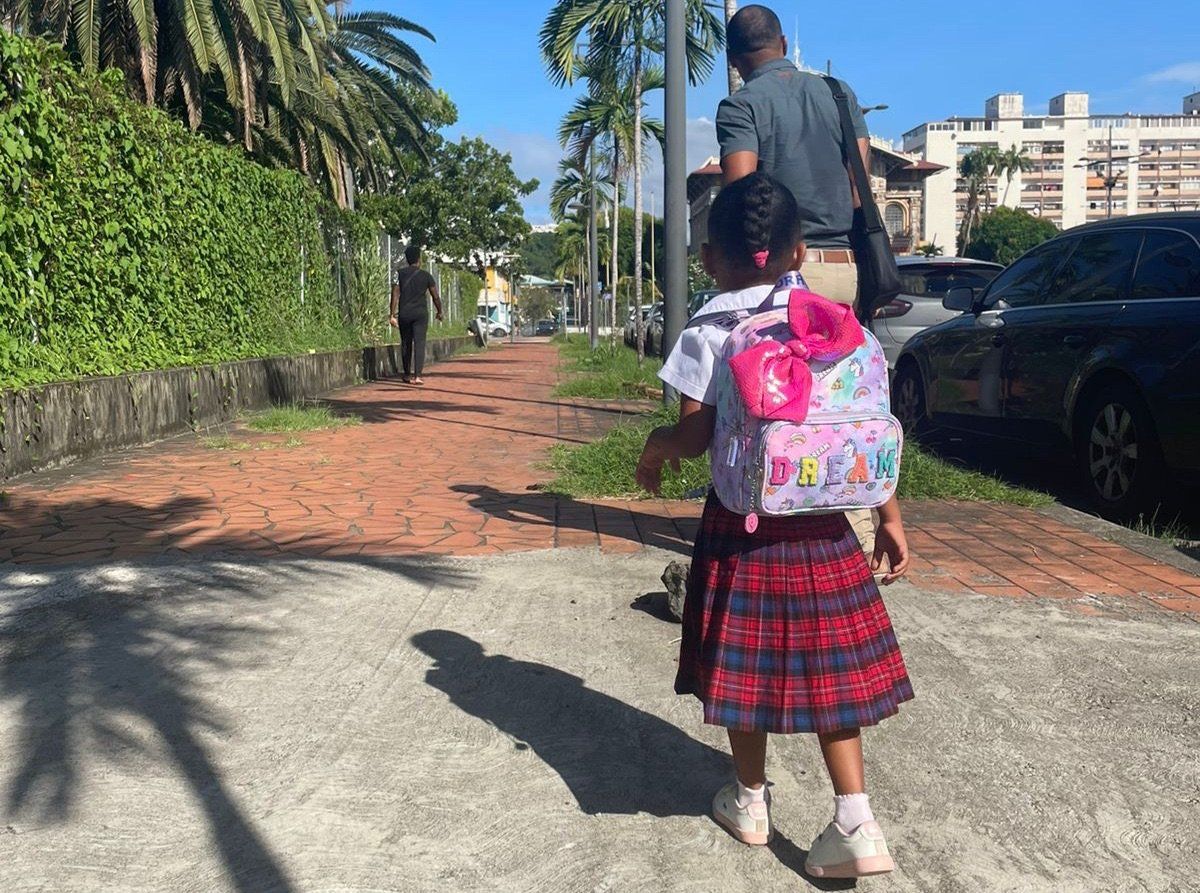 En Martinique, un tiers des établissements scolaires publics imposent une tenue commune. Pour cette petite fille, c'est une chemise blanche et une jupe plissée écossaise. LP/Eddylia Eugene-Mormin