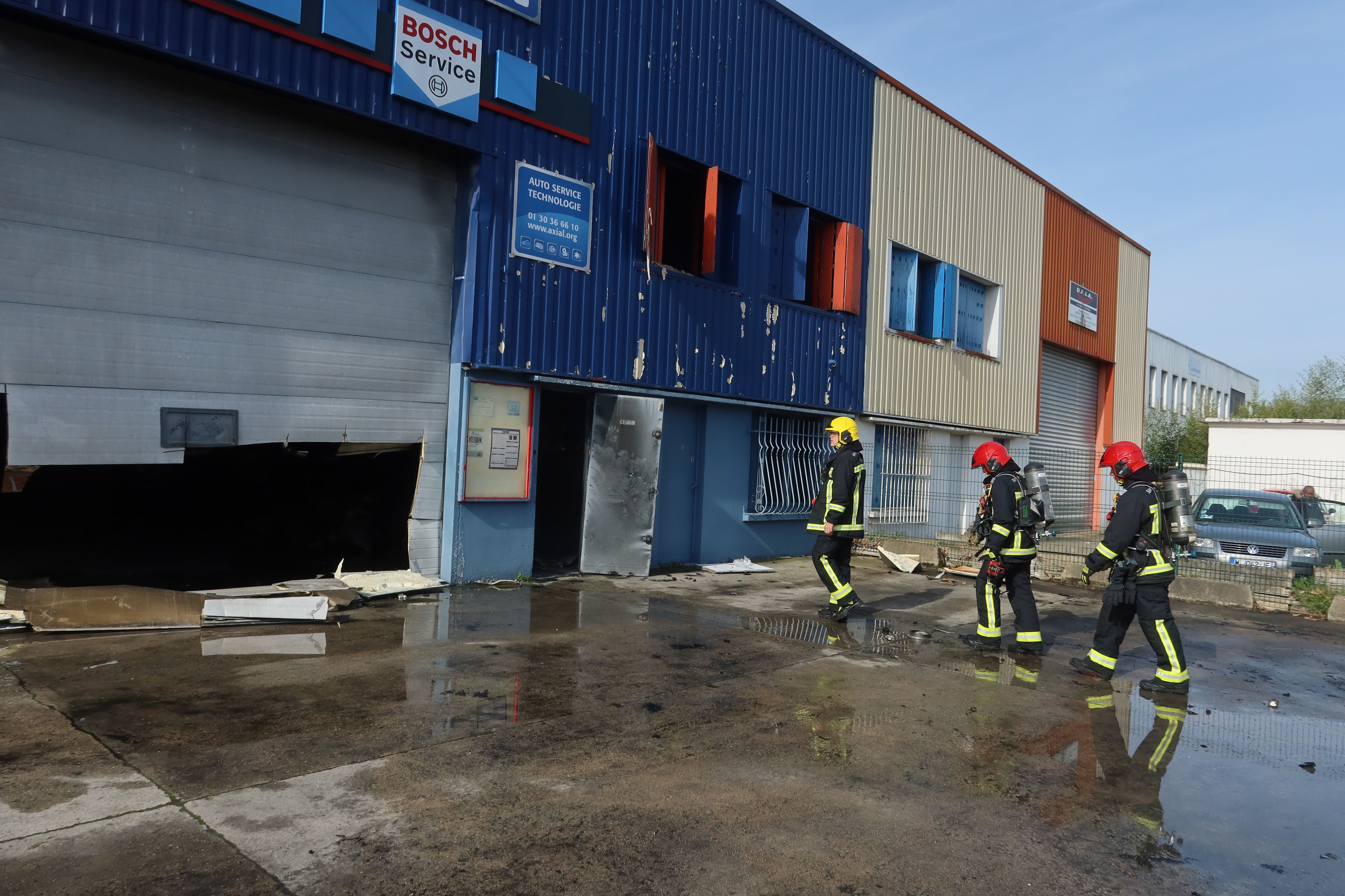 Saint-Ouen-l'Aumône, mercredi 20 mars. un homme a été retrouvé mort dans les décombres de ce garage dévasté par un incendie. LP/Frédéric Naizot