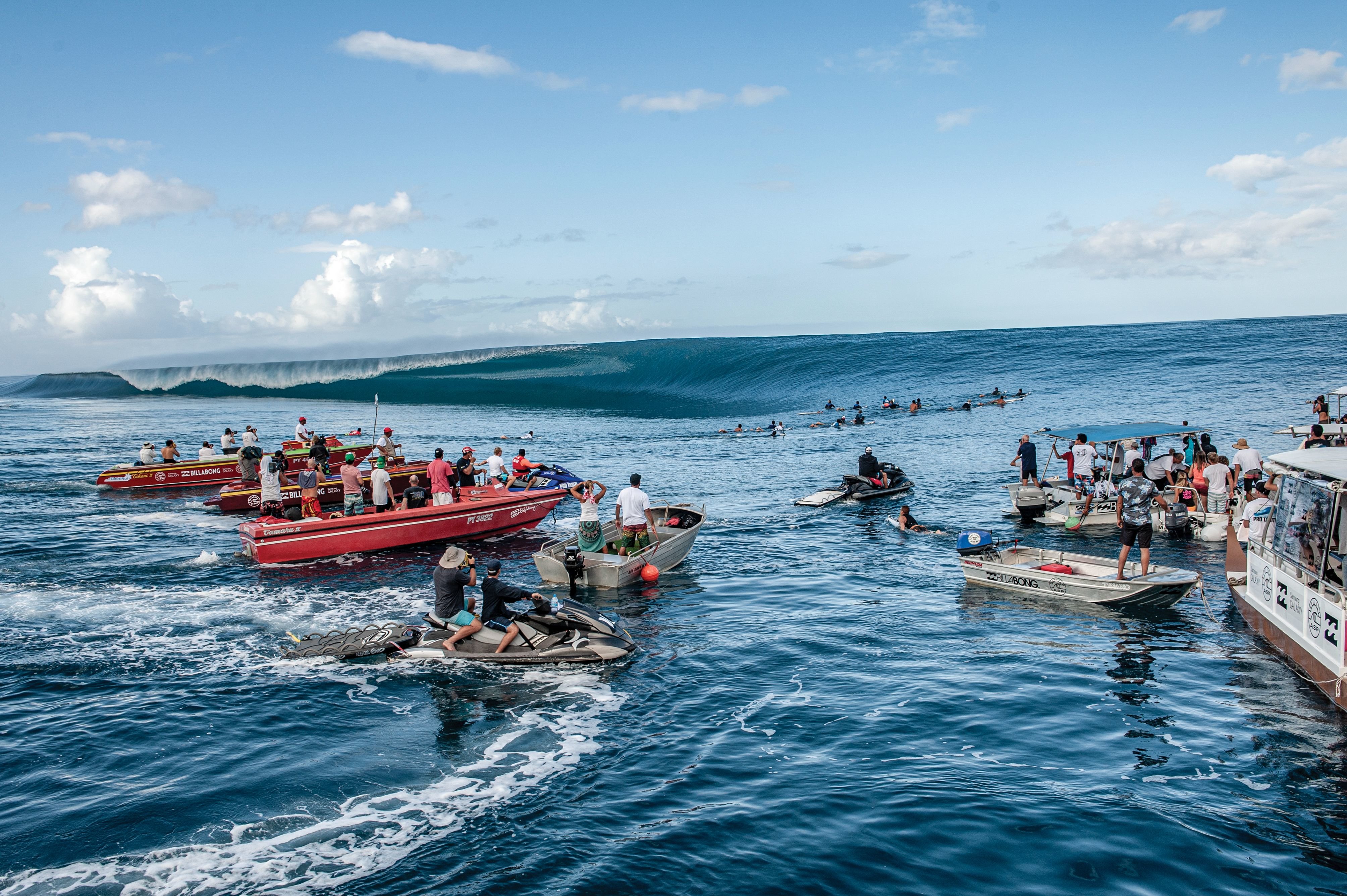 Depuis quelques années, de plus en plus de taxis boat affluent vers la vague de Teahupoo, sur laquelle se sont déroulées les épreuves olympiques. TimMcKenna.