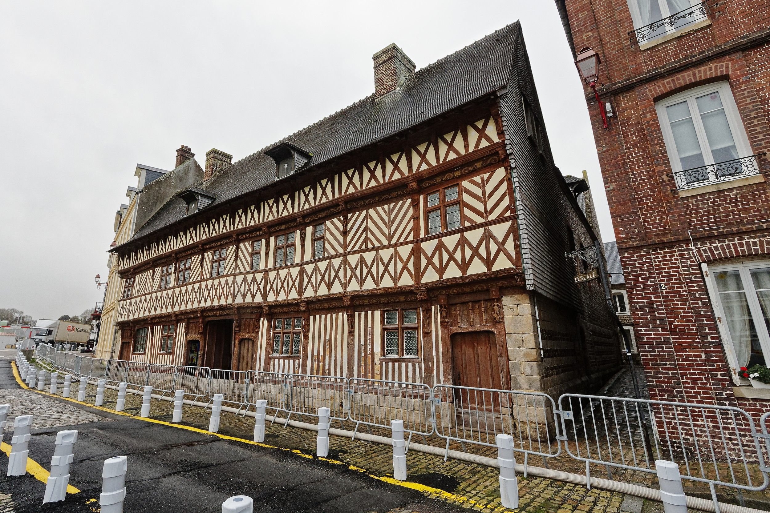 La célèbre Maison Henri IV, à Saint-Valery-en-Caux, aura les fondations sous l'eau au moins 70 jours par an d'ici à 2100. #PRESSE30
