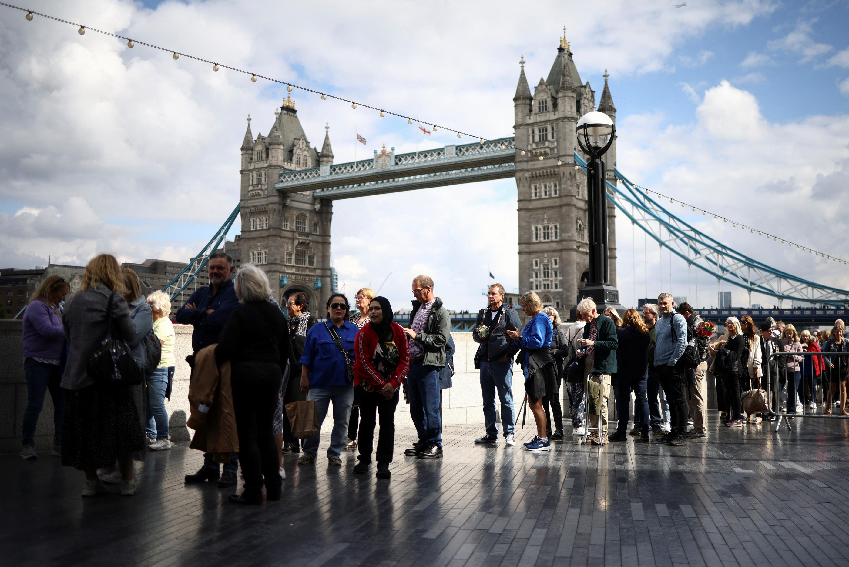 Des personnes patientent le long de la Tamise, à Londres, le 15 septembre, pour rendre un dernier hommage à la reine Elizabeth II