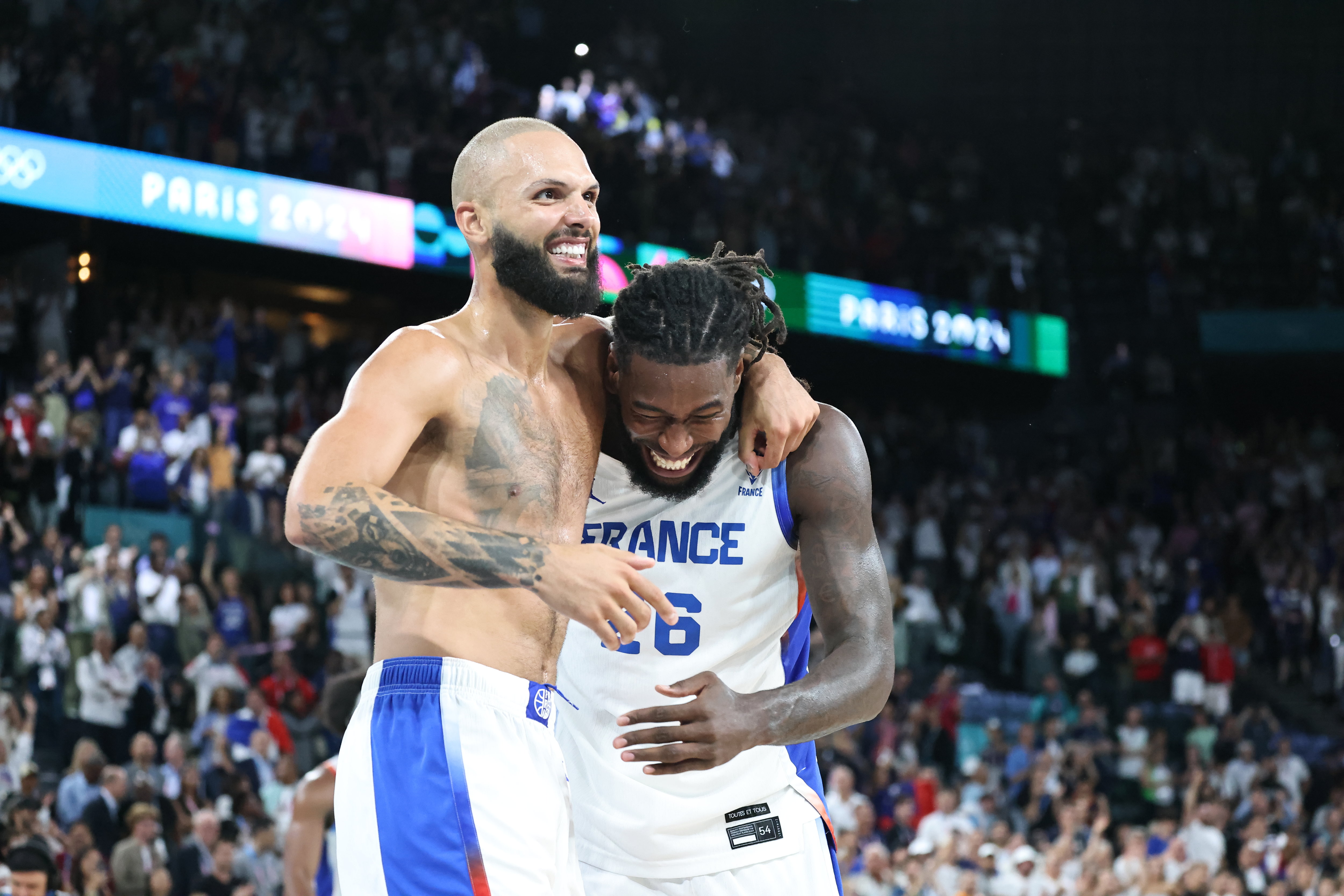 Vainqueurs des Allemands en demi-finale jeudi, Evan Fournier et Mathias Lessort peuvent faire la fête en attendant de retrouver les Américains, ce samedi. LP/Frédéric Dugit