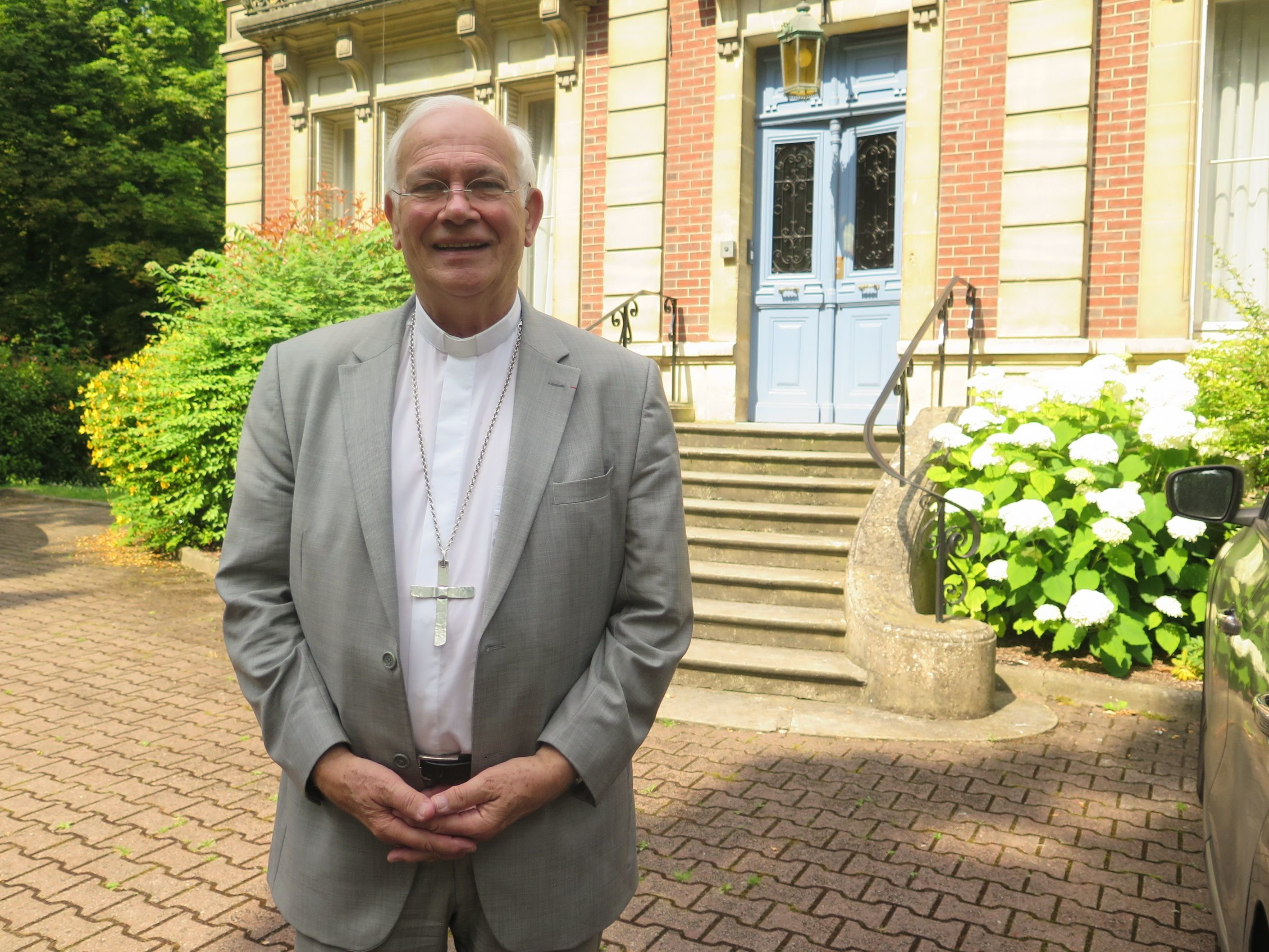 Pontoise, juillet 2024. «Je suis frappé de voir des jeunes qui osent davantage dire qu’ils sont chrétiens», confie Mgr Stanislas Lalanne. LP/Ma.P.