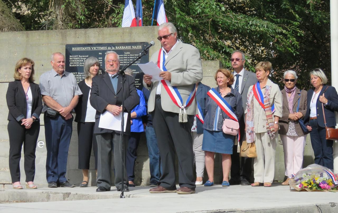 <b></b> Vigneux-sur-Seine, ce dimanche 26 août 2018. Les élus de Vigneux étaient réunis pour la commémoration de la libération de lacommune autour du maire par intérim Daniel Villatte, en présence de Nicole Poinsot (en tailleur beige).