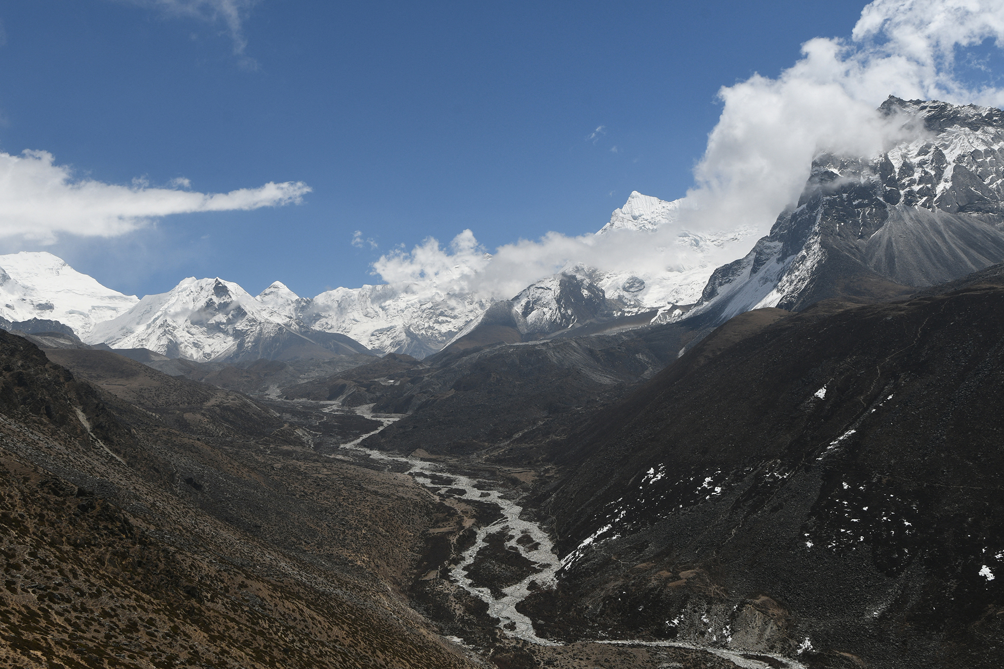 Des centaines d’alpinistes affluent au printemps au Népal, qui abrite huit des 14 plus hauts sommets du monde, pour gravir ces sommets quand les températures sont clémentes. AFP/Prakash Mathema