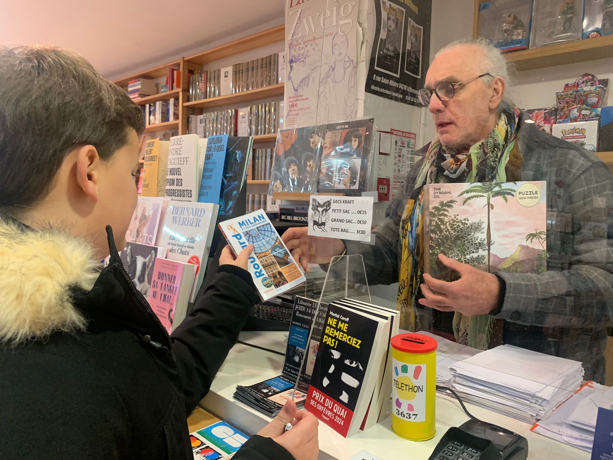 Saint-Maur-des-Fossés, mardi 12 décembre. La librairie L'Eclectisme fait partie des 70 commerçants à accepter la nouvelle carte cadeau initiée par la ville, valable uniquement dans les boutiques de la commune. LP/C.D.