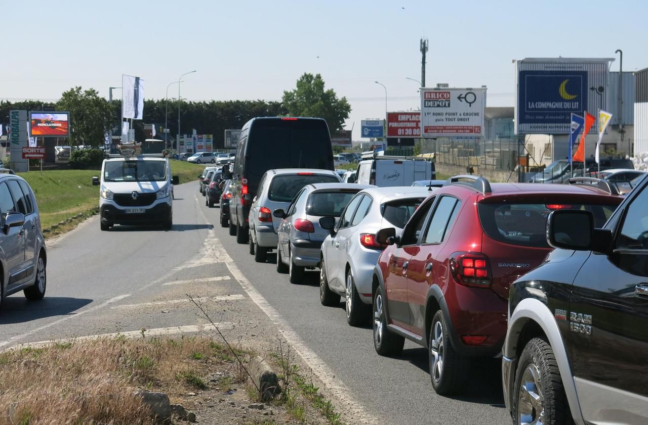 <b></b> Sainte-Geneviève-des-Bois, samedi 16 mai. La zone d’activité de La Croix-Blanche a retrouvé ses clients… et ses embouteillages.