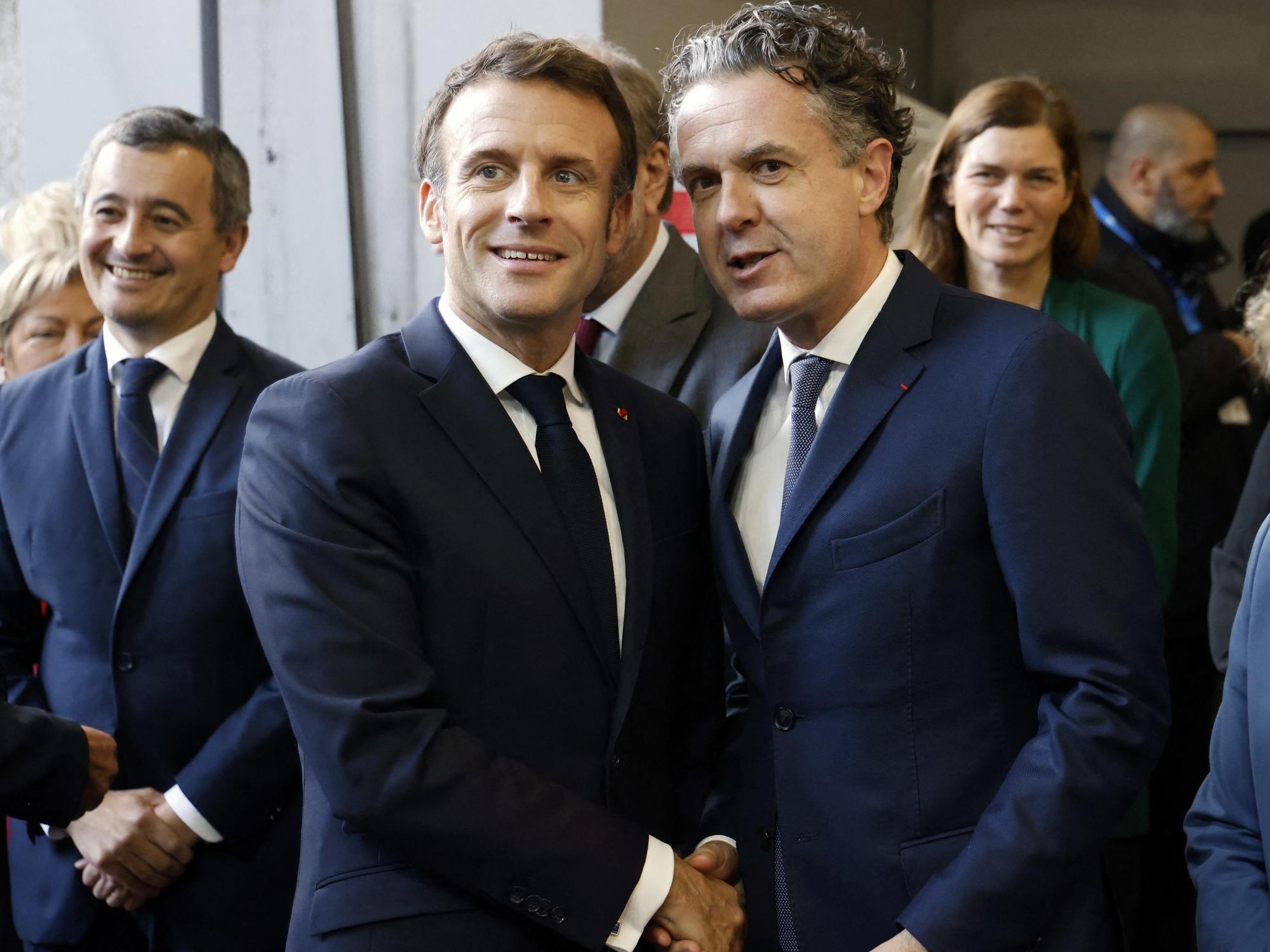 Emmanuel Macron, ici au côté de Christophe Béchu, ministre de la Transition écologique (au dernier congrès des maires en novembre 2022), peine toujours à convaincre sur le climat et l’environnement. MAXPPP/Pool/Ludovic Marin