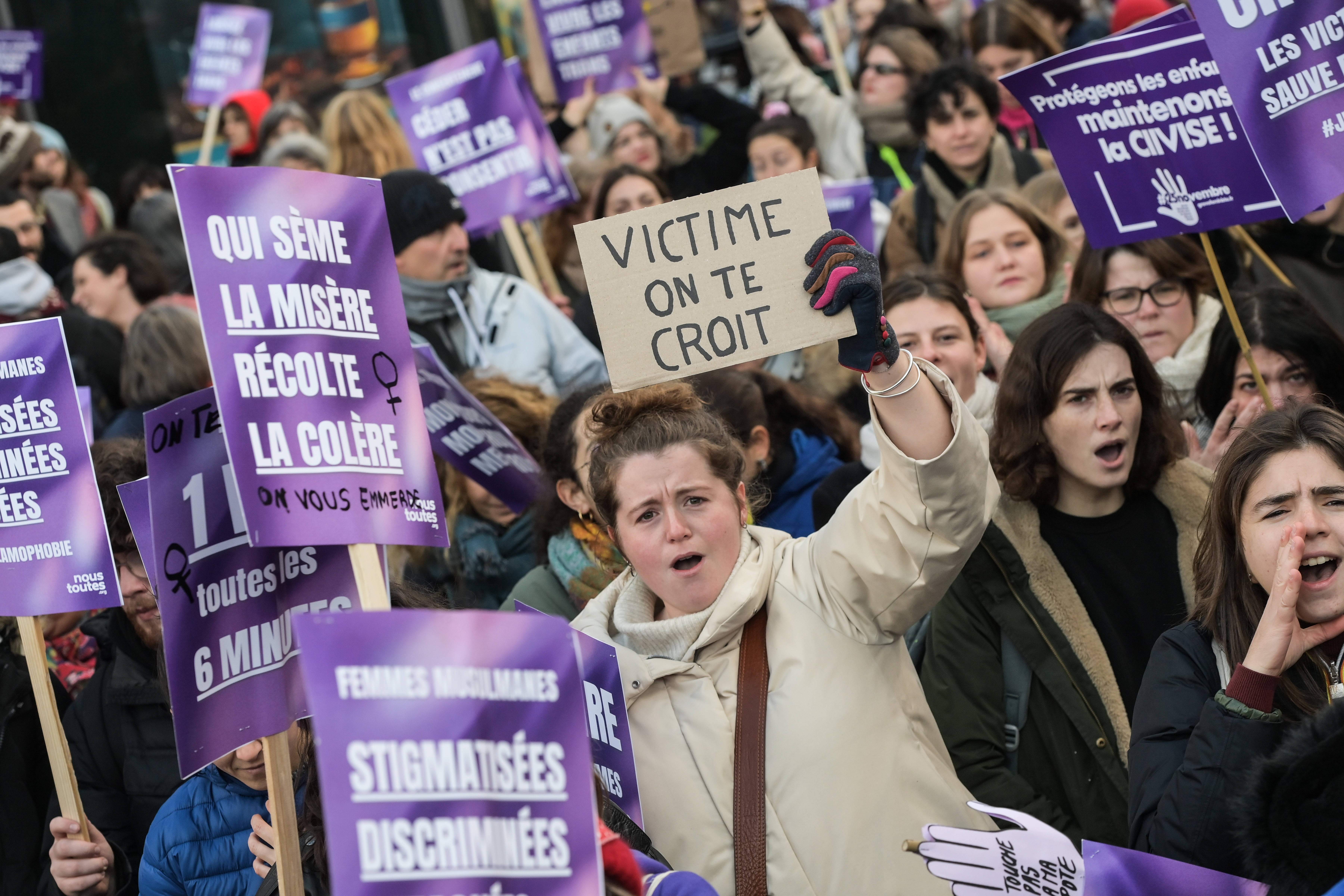 Paris, le 25 novembre. Deux appels distincts avaient été lancés pour la marche annuelle contre les violences sexistes, d’un côté les associations historiques, de l’autre #NousToutes et des collectifs «contre les violences de genre, sociales et d’État». SIPA/Isa Harsin
