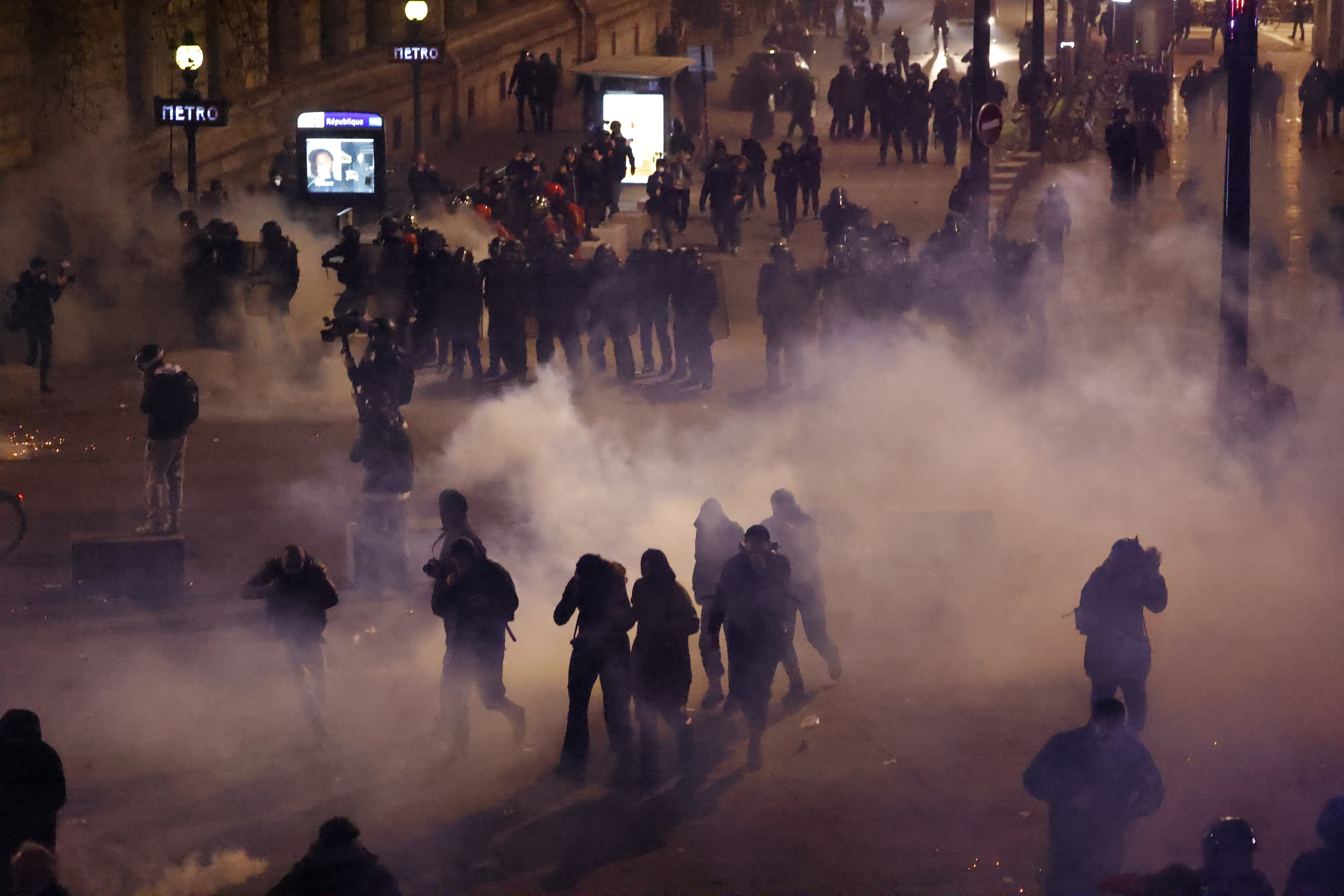 Les forces de l'ordre ont fait usage de gaz lacrymogènes à plusieurs reprises ce mardi soir sur la place de la République. LP/Olivier Corsan 