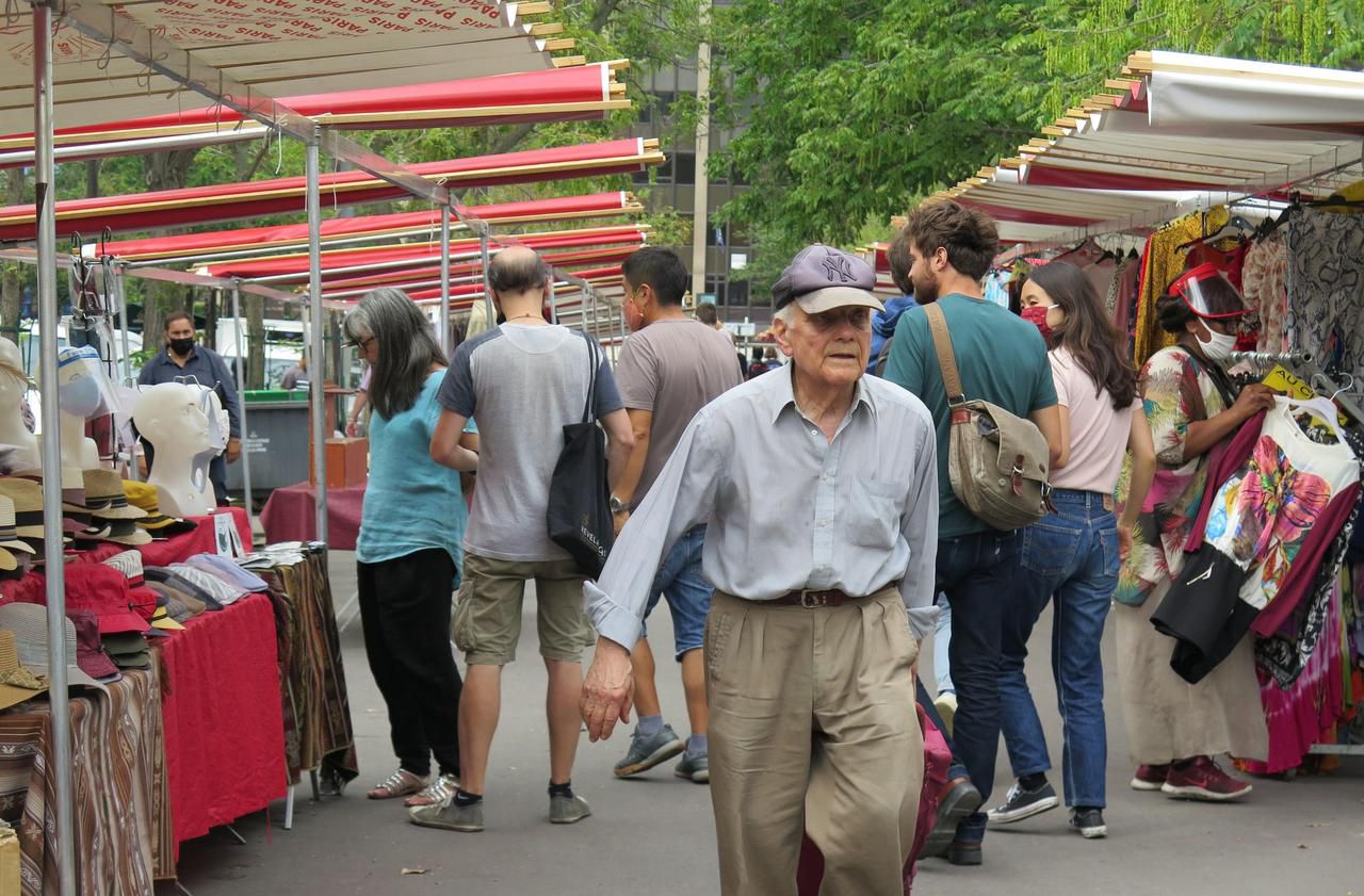 <b></b> Paris, Boulevard Edgar-Quinet, ce samedi. Malgré l’obligation, beaucoup de gens ne portent pas le masque sur ce marché.